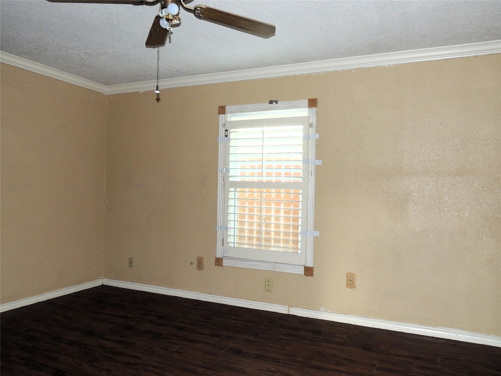 133 Hillcrest Dr, Luling, TX 78648