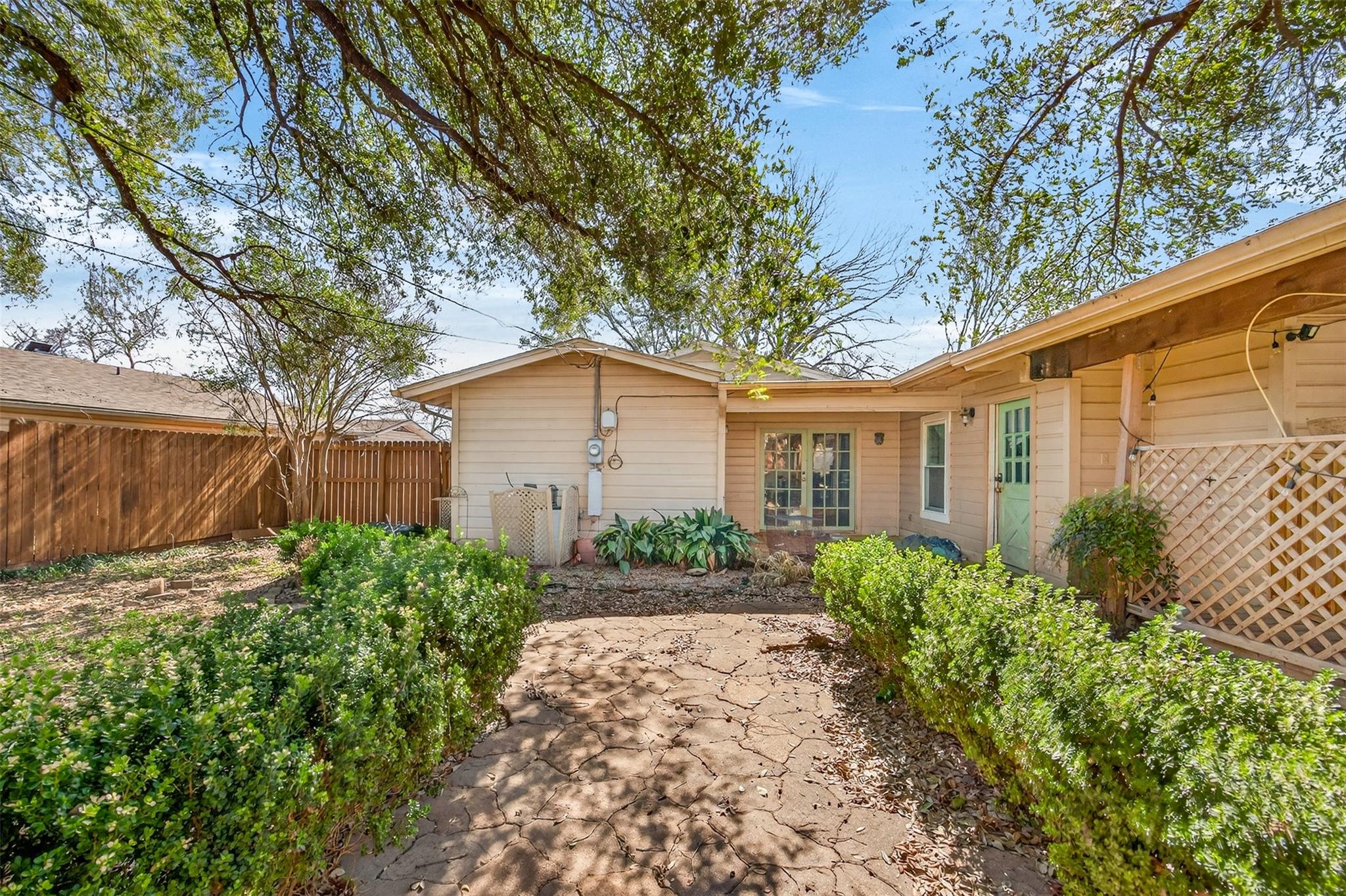 133 Hillcrest Dr, Luling, TX 78648