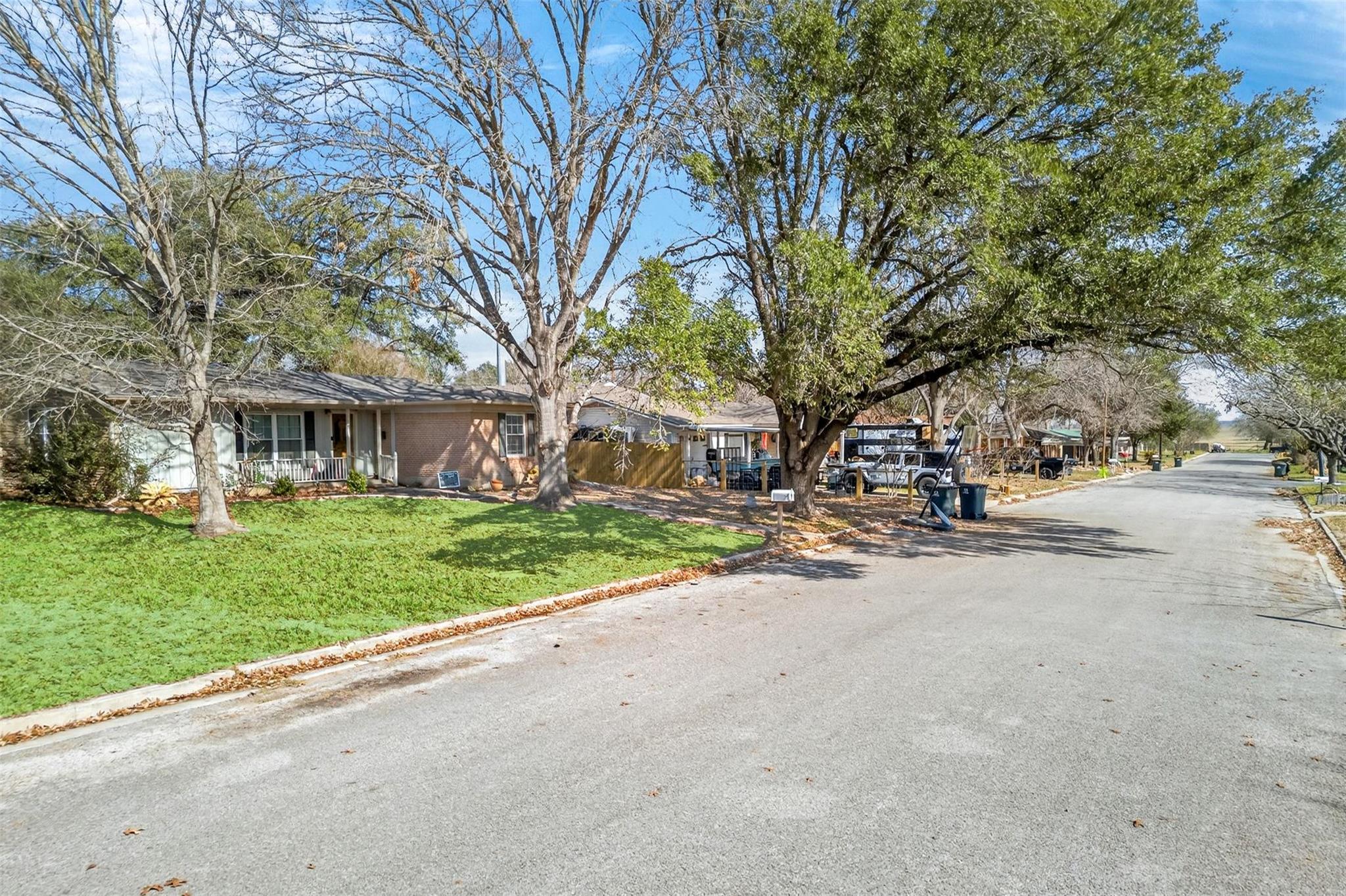 133 Hillcrest Dr, Luling, TX 78648