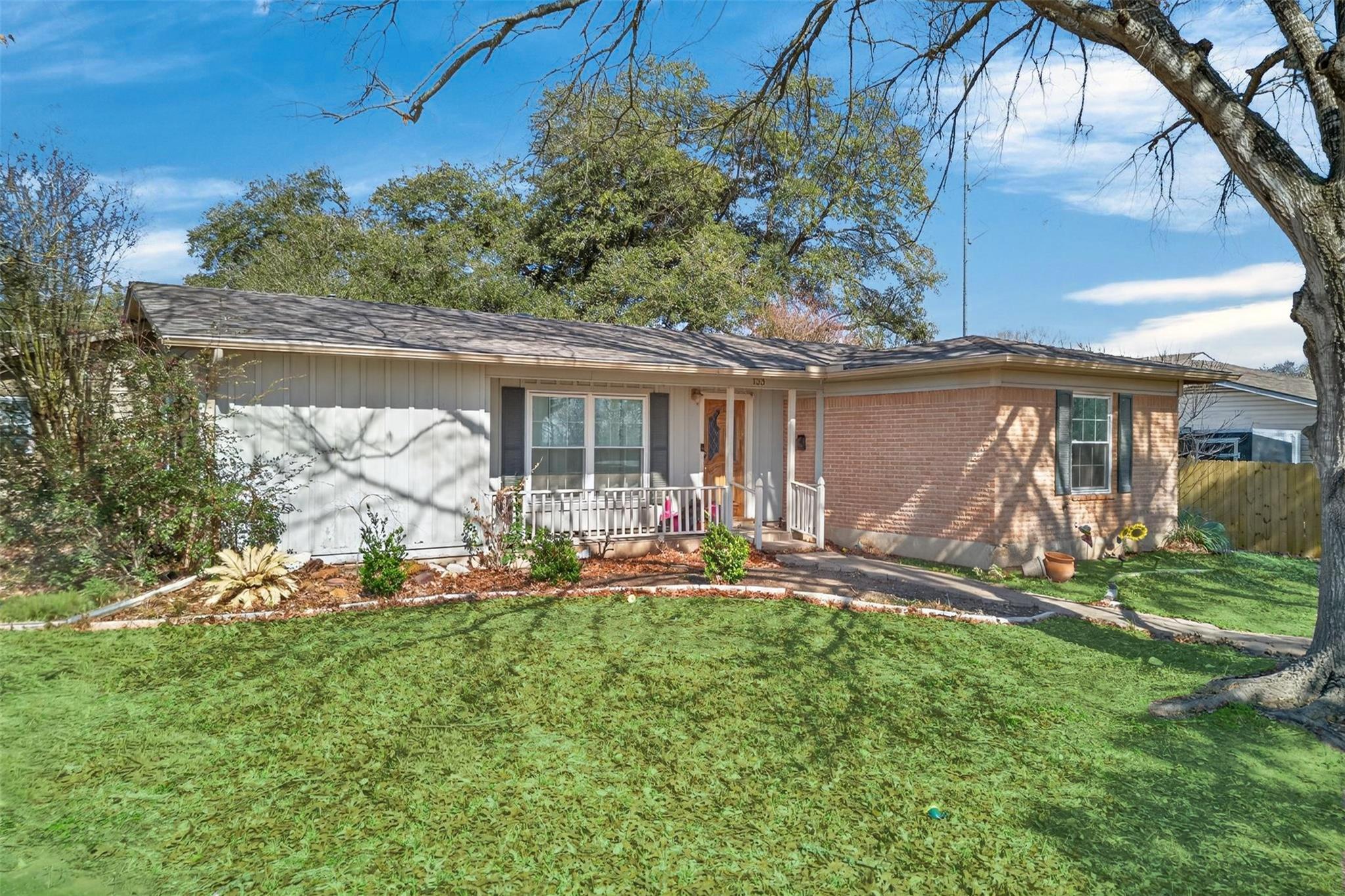 133 Hillcrest Dr, Luling, TX 78648