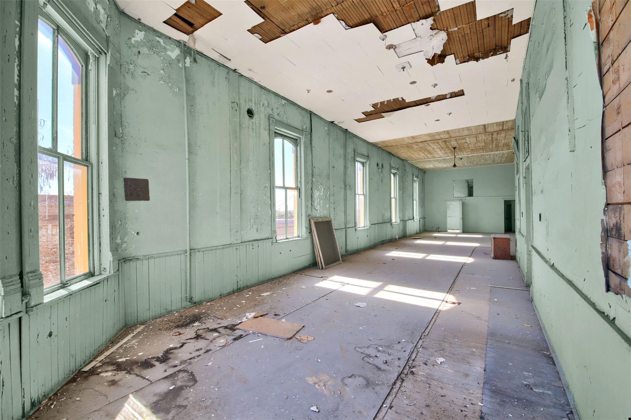 401 N Main St, Taylor, TX 76574