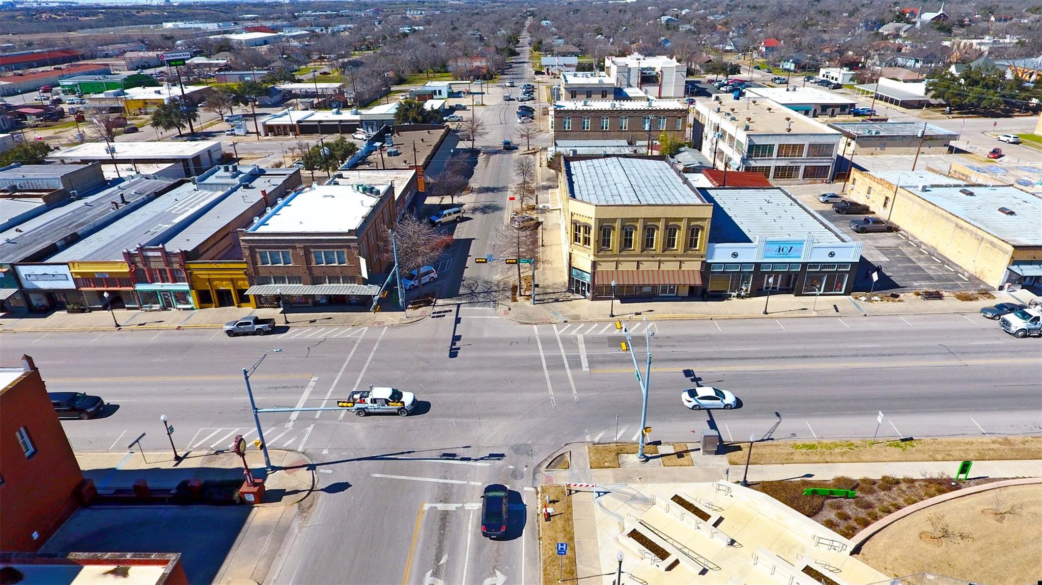 401 N Main St, Taylor, TX 76574