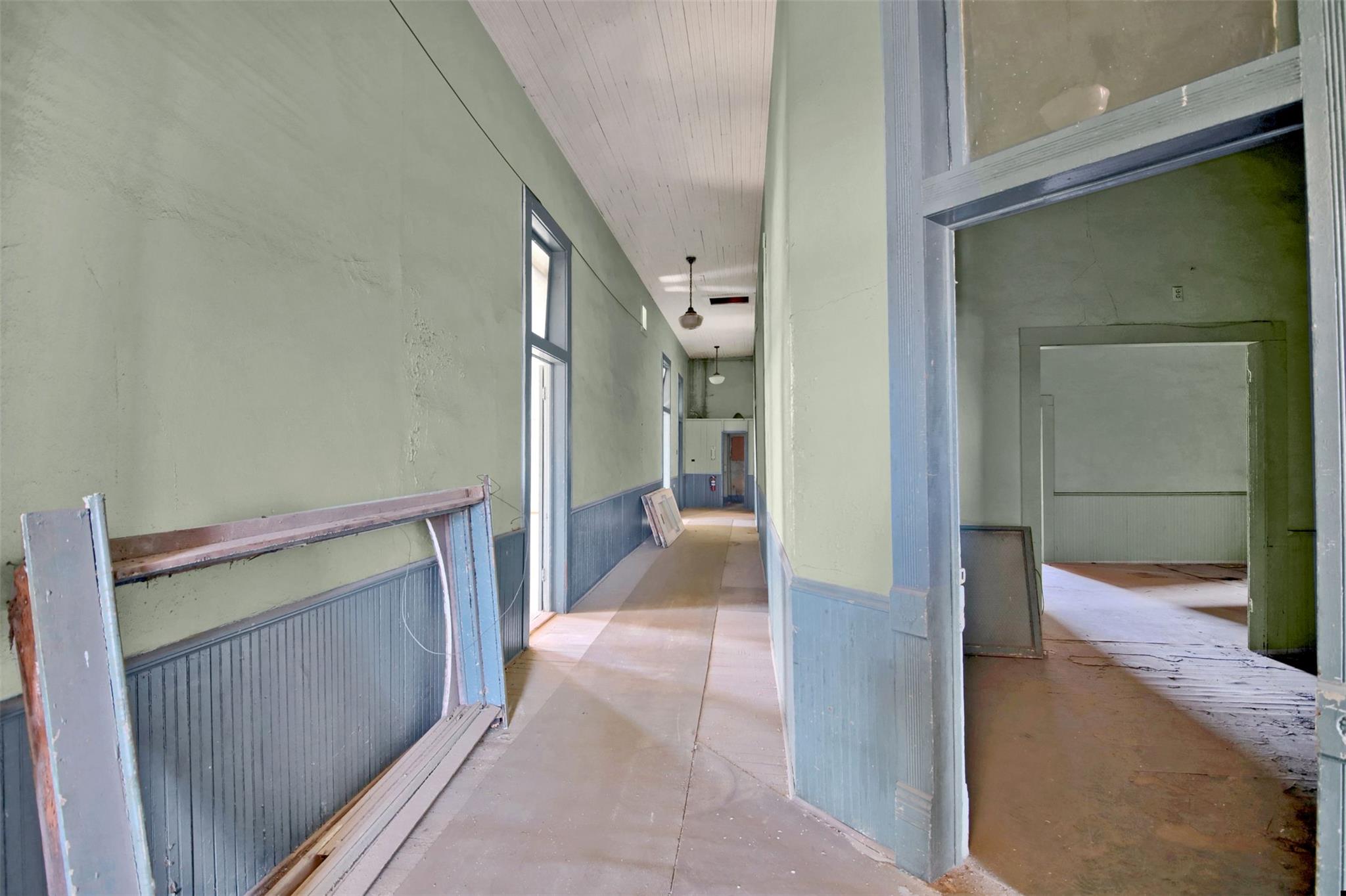 401 N Main St, Taylor, TX 76574