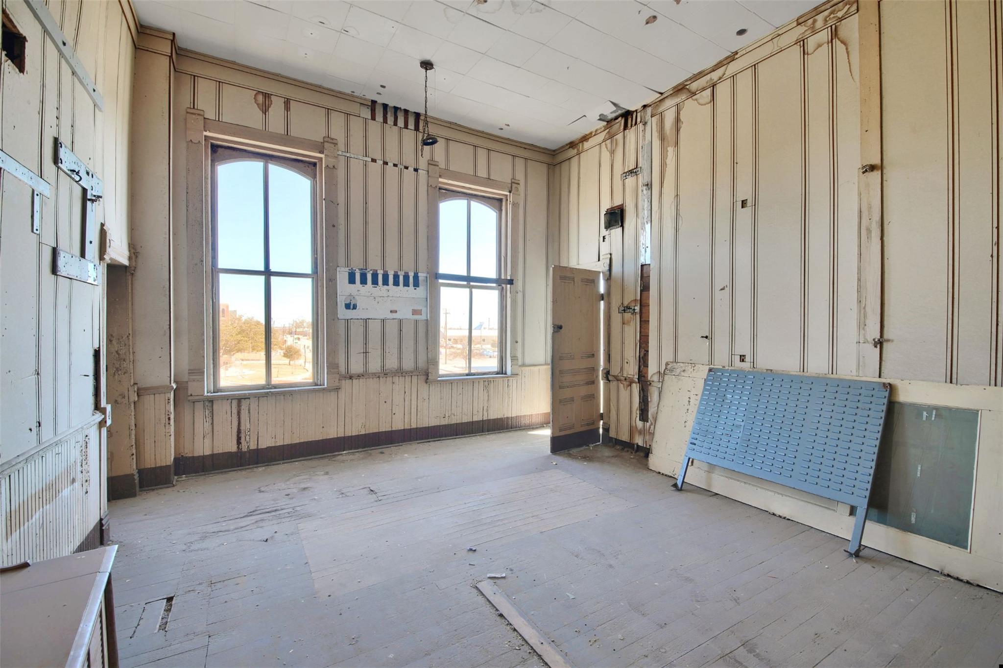 401 N Main St, Taylor, TX 76574