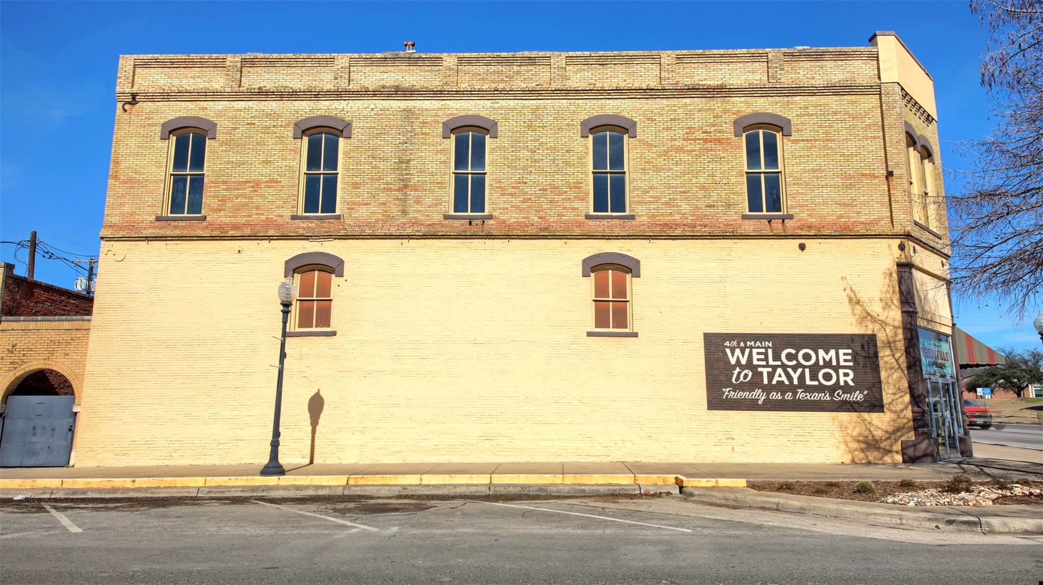 401 N Main St, Taylor, TX 76574