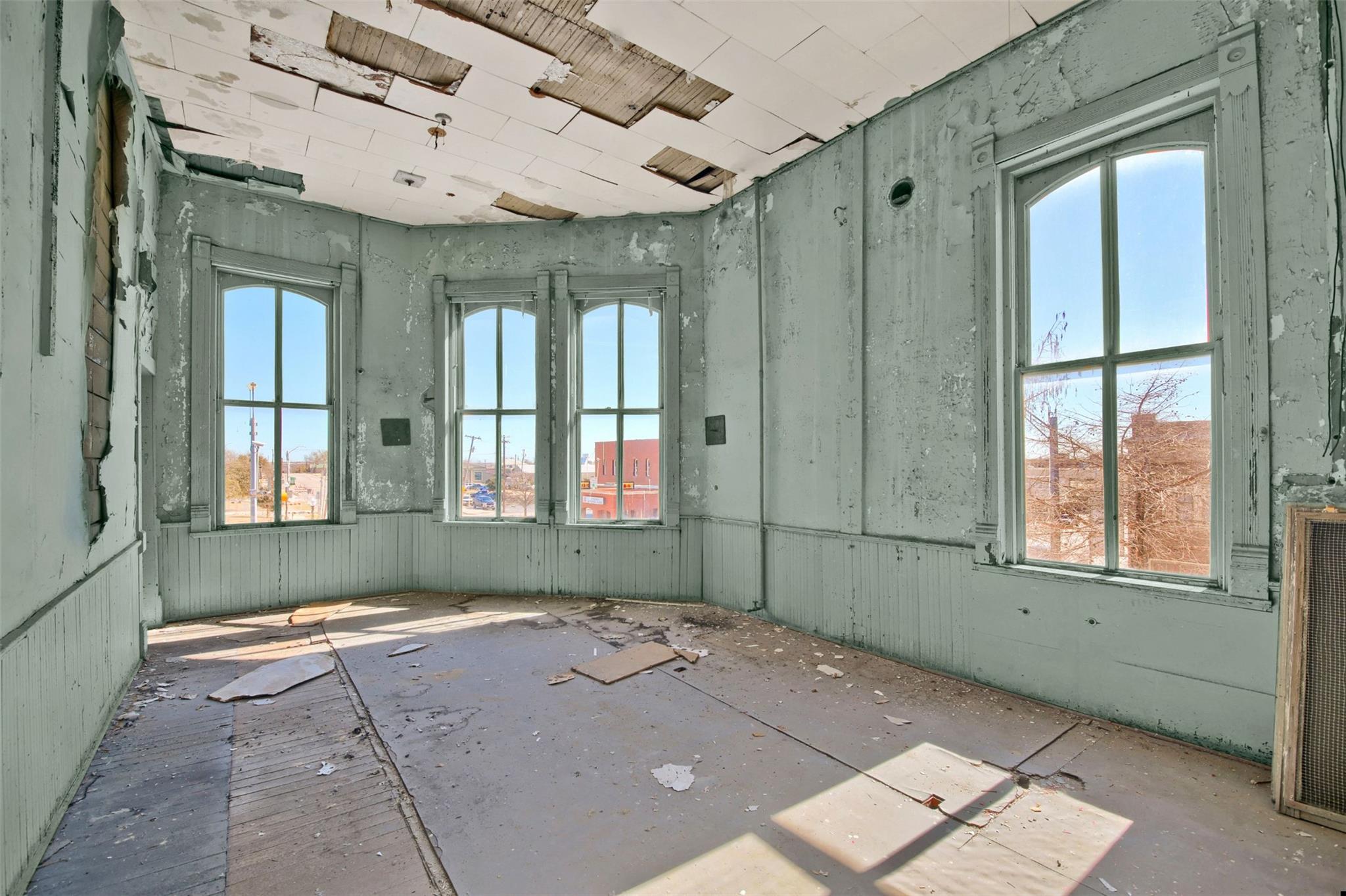 401 N Main St, Taylor, TX 76574