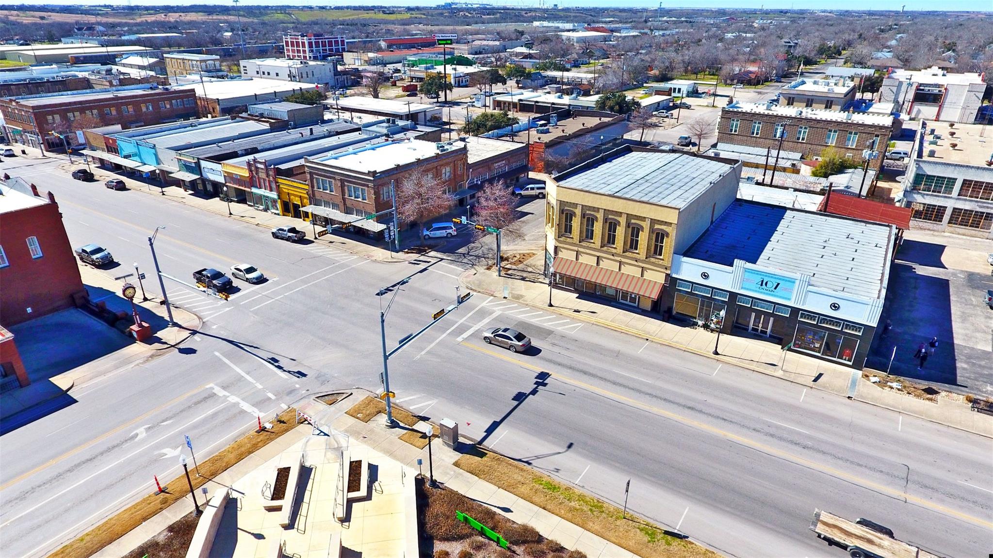 401 N Main St, Taylor, TX 76574