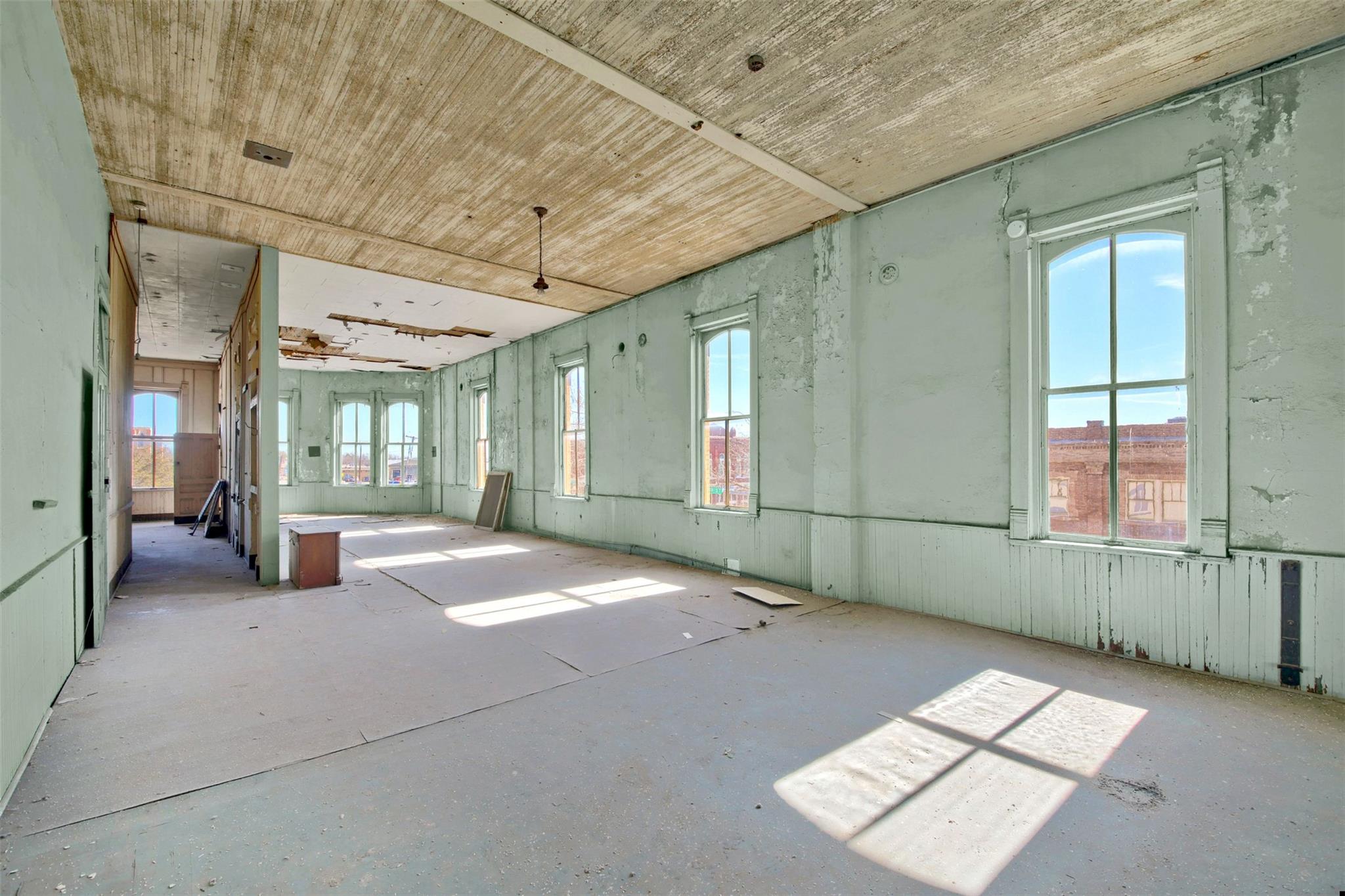 401 N Main St, Taylor, TX 76574