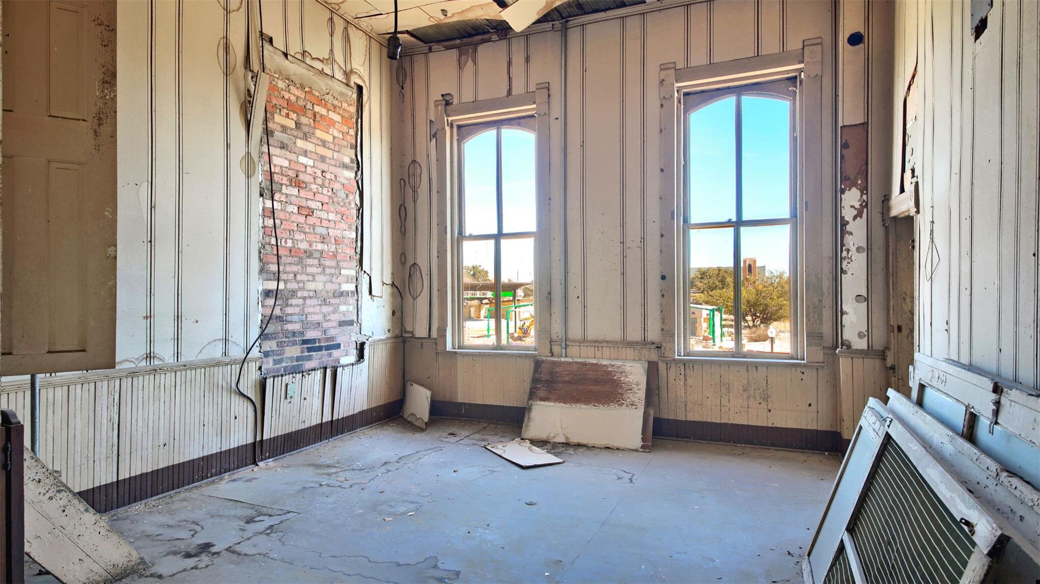 401 N Main St, Taylor, TX 76574