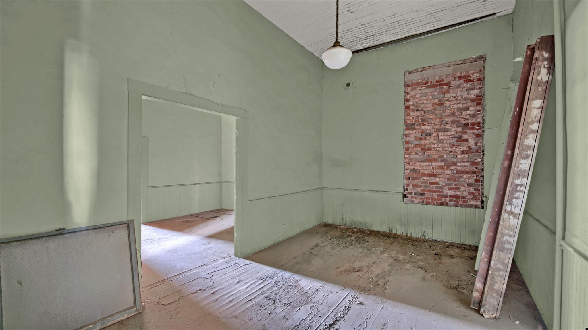 401 N Main St, Taylor, TX 76574