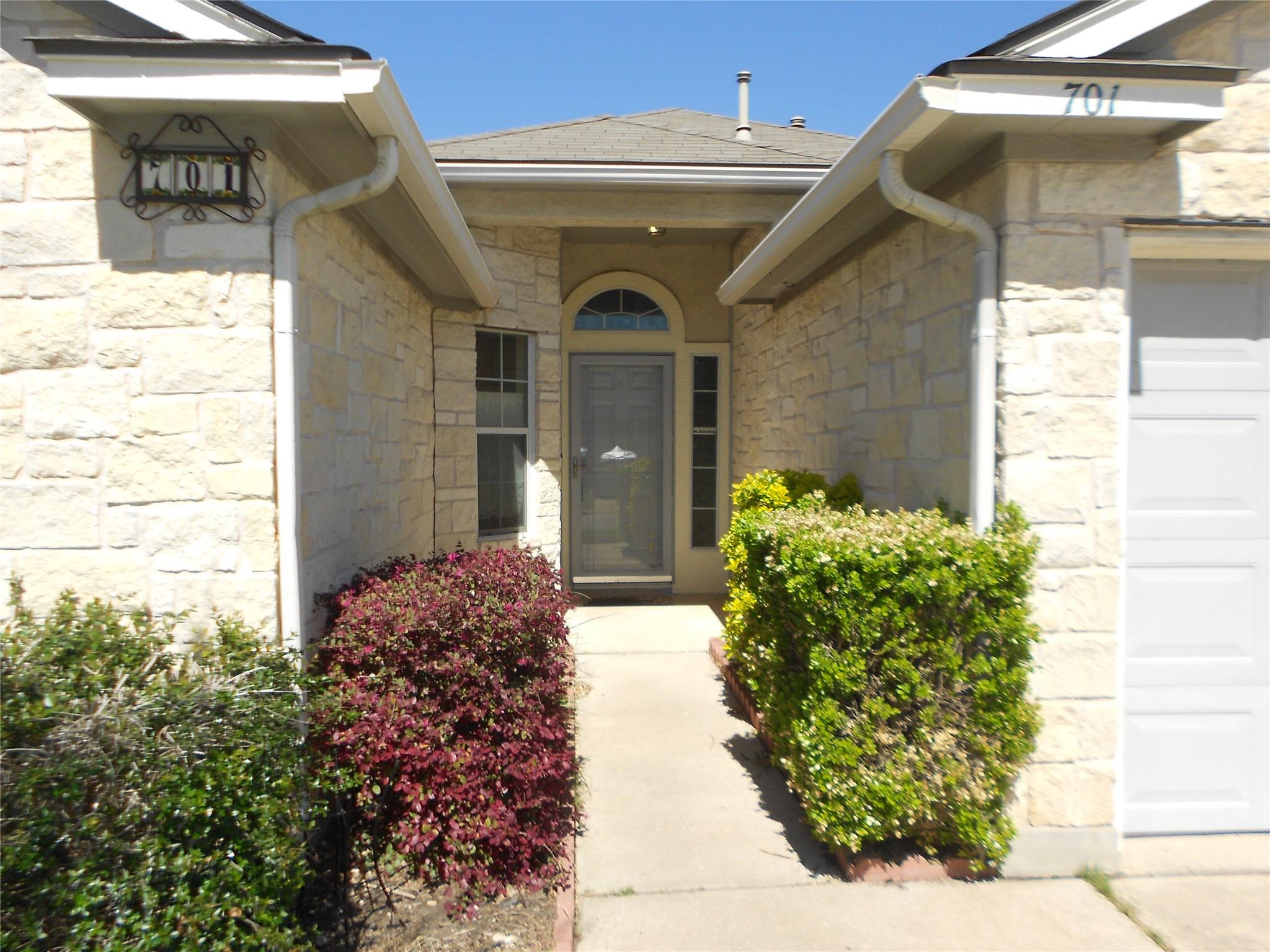 701 Los Robles Rd, Leander, TX 78641