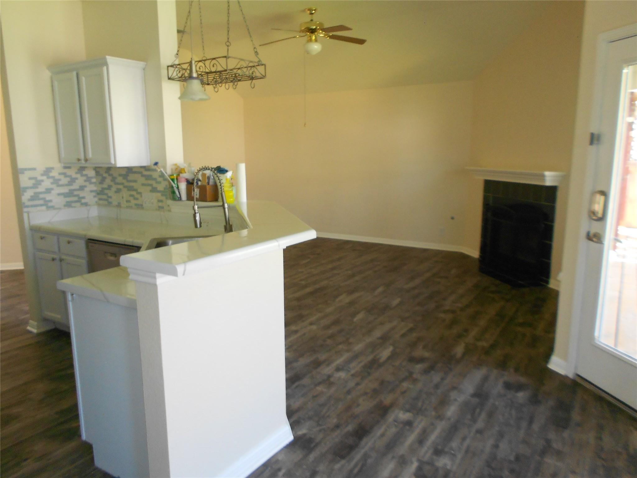 701 Los Robles Rd, Leander, TX 78641