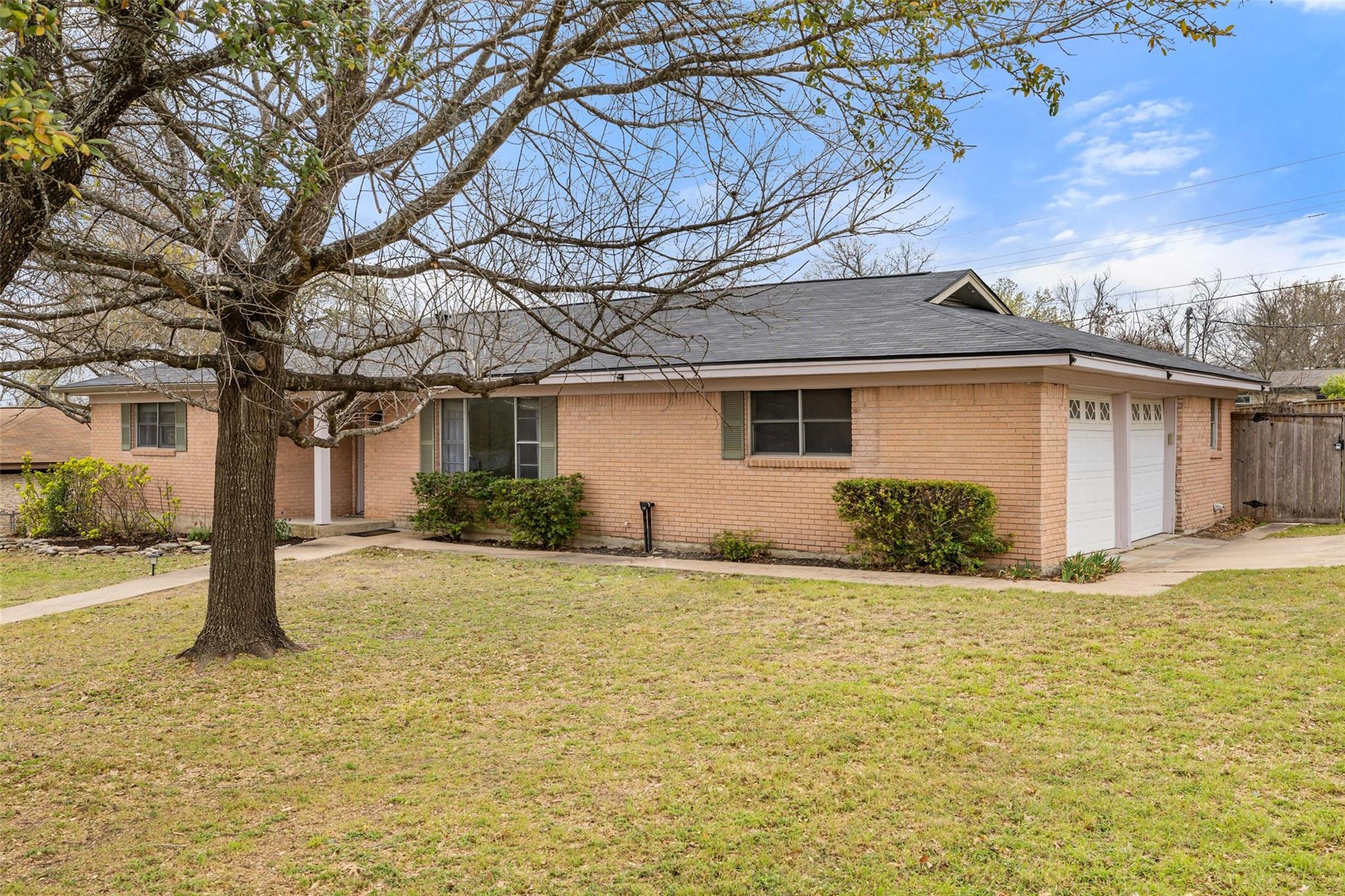 1001 E Applegate Dr, Austin, TX 78753