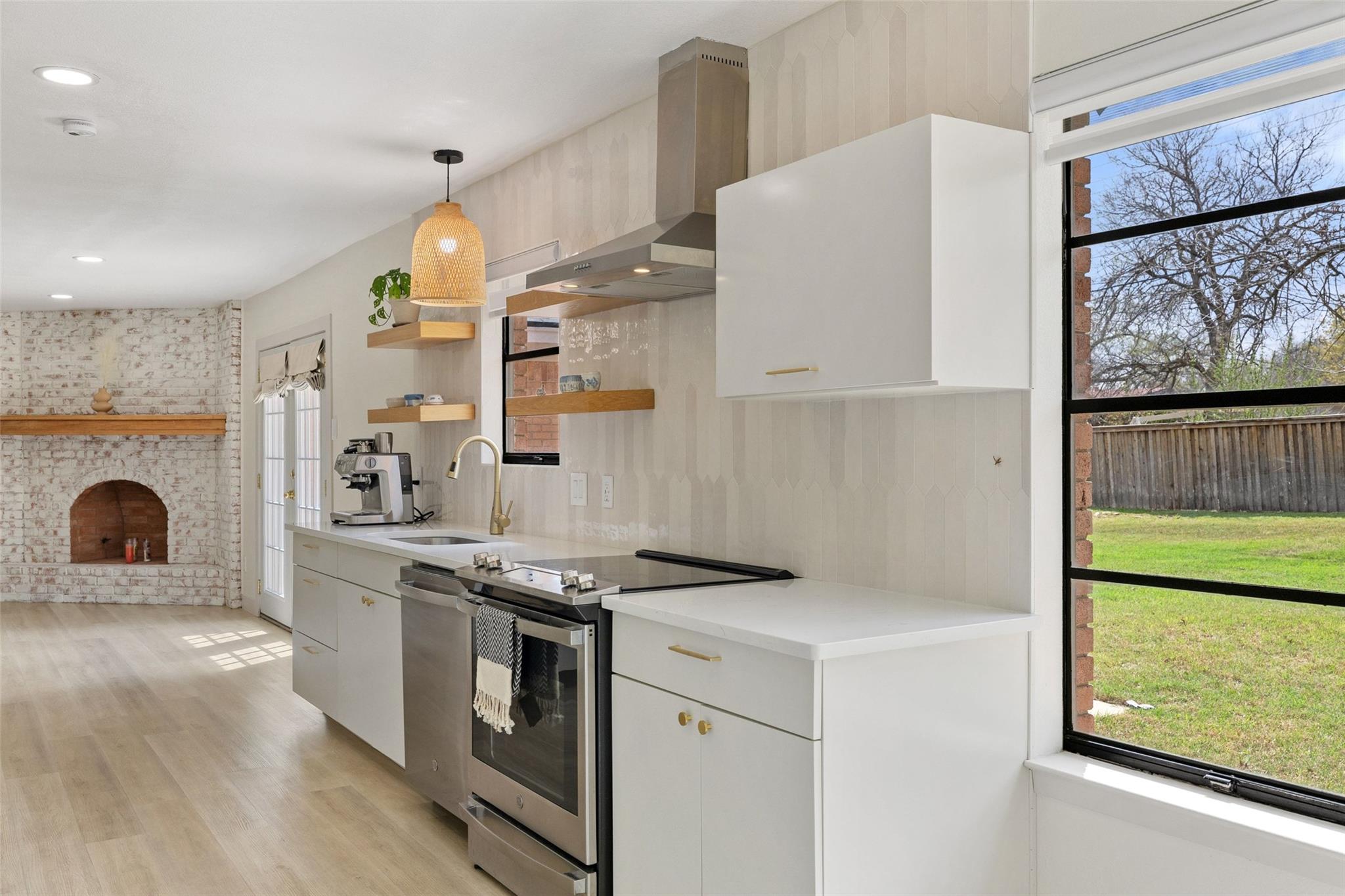 1001 E Applegate Dr, Austin, TX 78753