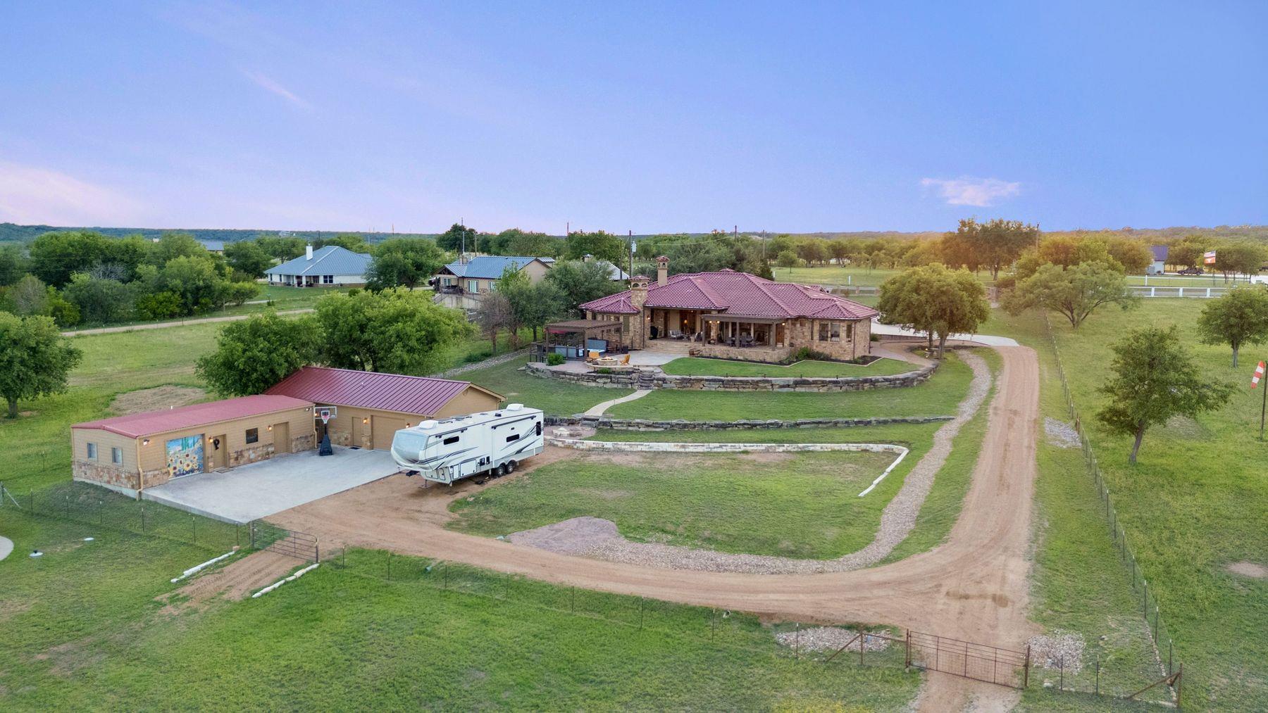 481 Chimney Cove Dr, Marble Falls, TX 78654