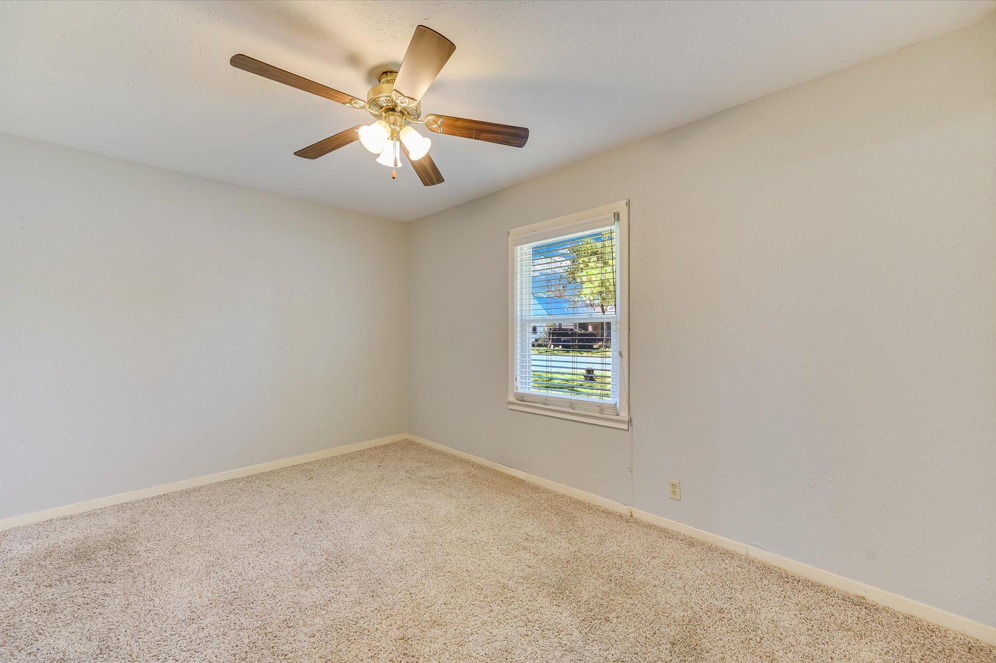 106 Hudgins St, Smithville, TX 78957