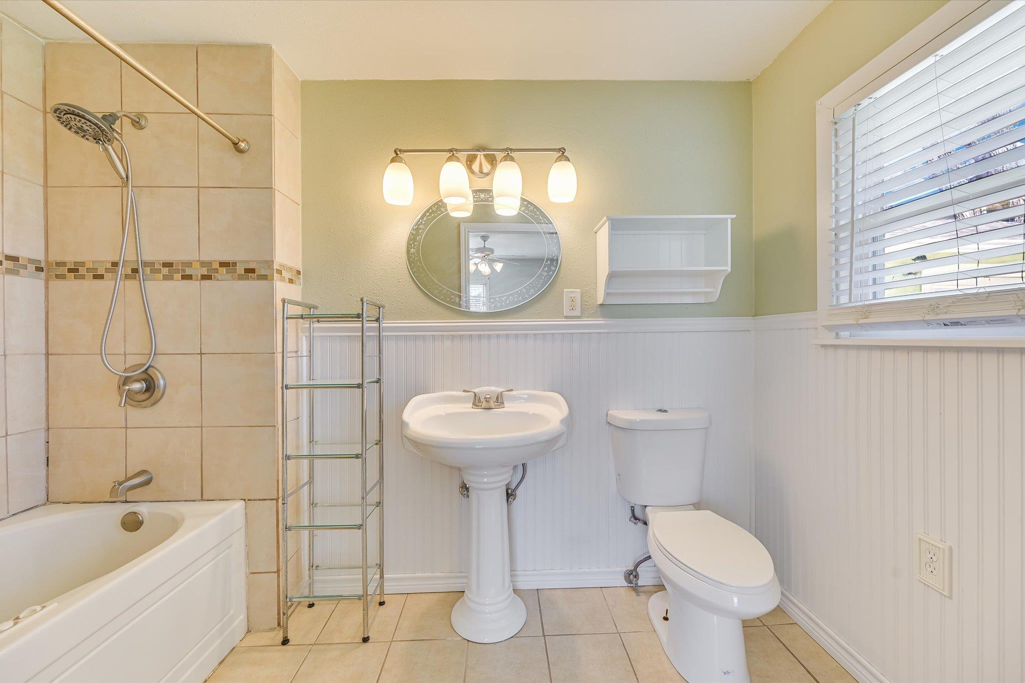 106 Hudgins St, Smithville, TX 78957