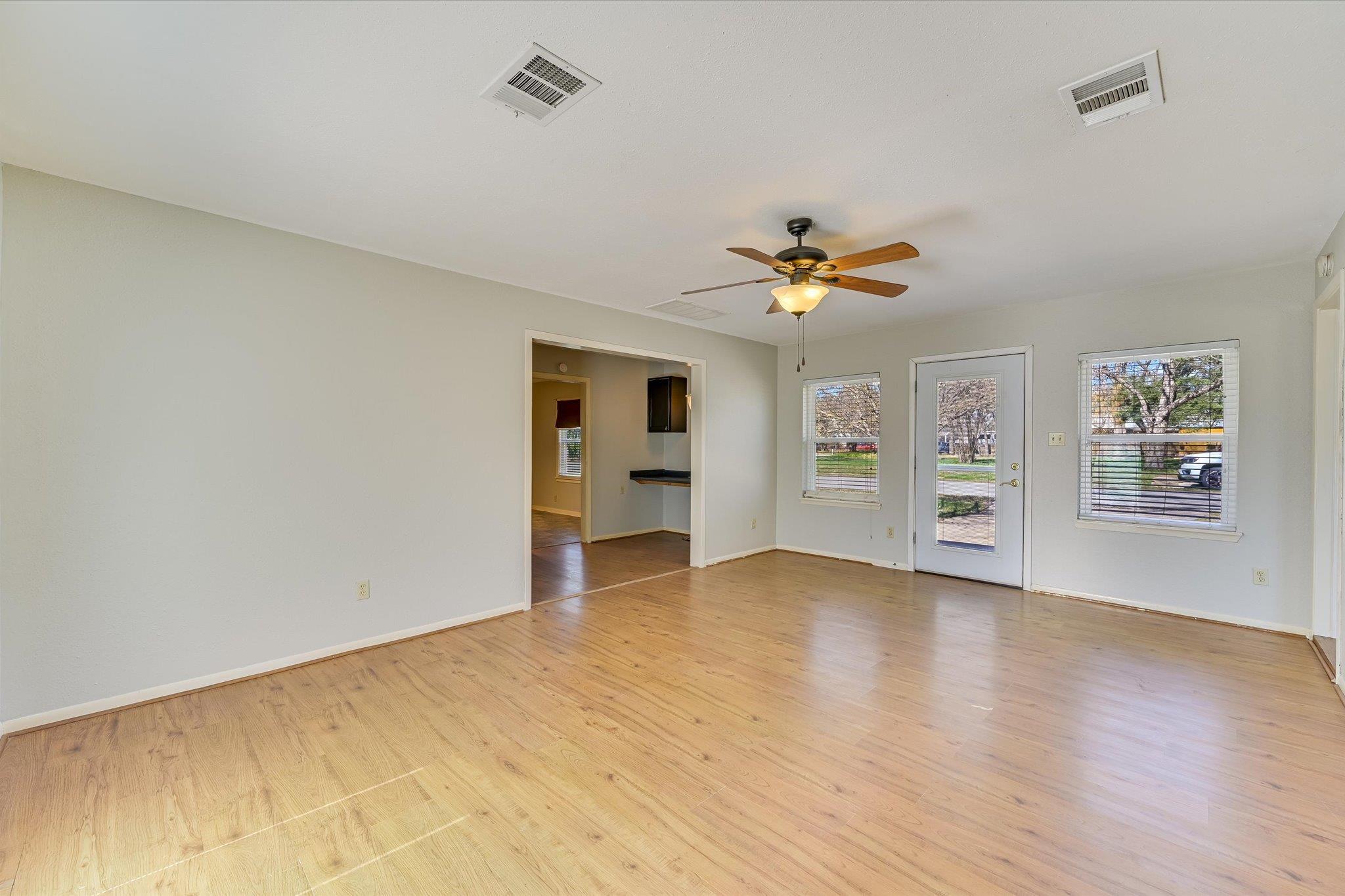 106 Hudgins St, Smithville, TX 78957