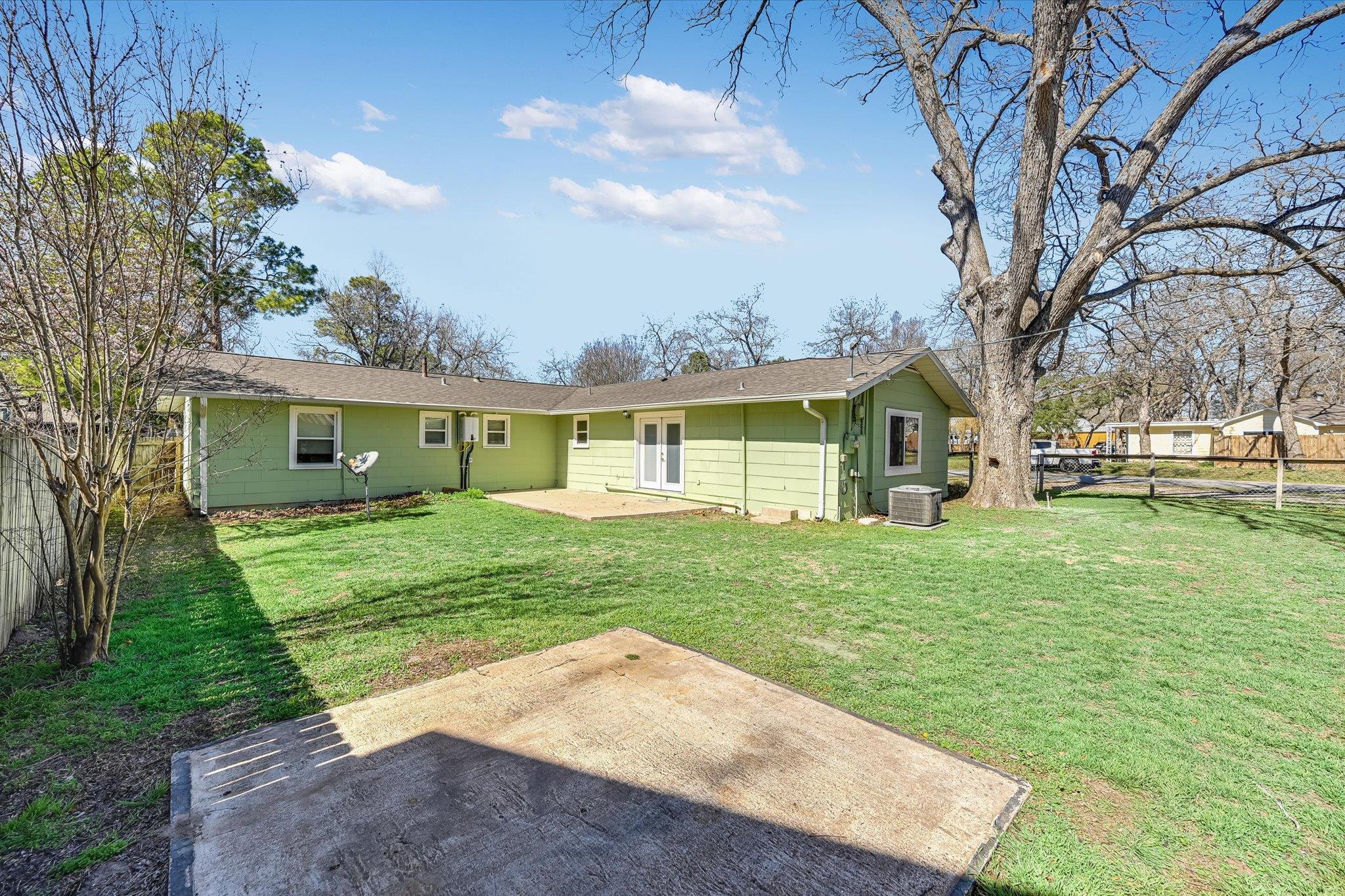 106 Hudgins St, Smithville, TX 78957