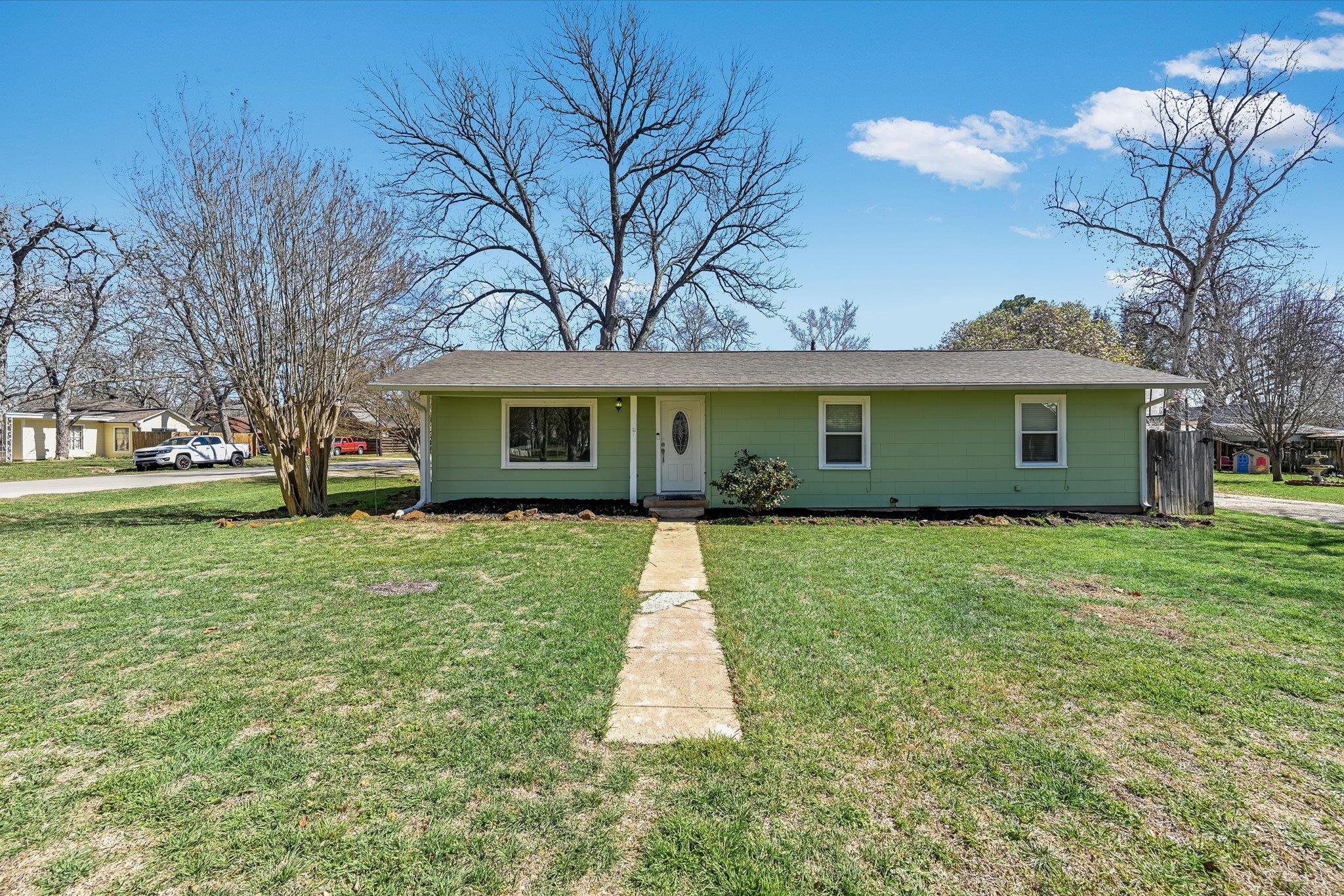 106 Hudgins St, Smithville, TX 78957