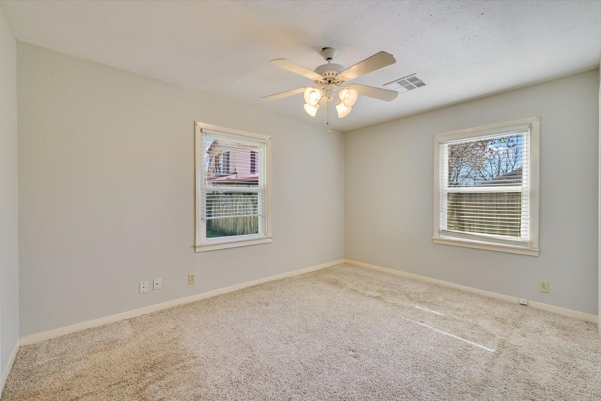 106 Hudgins St, Smithville, TX 78957