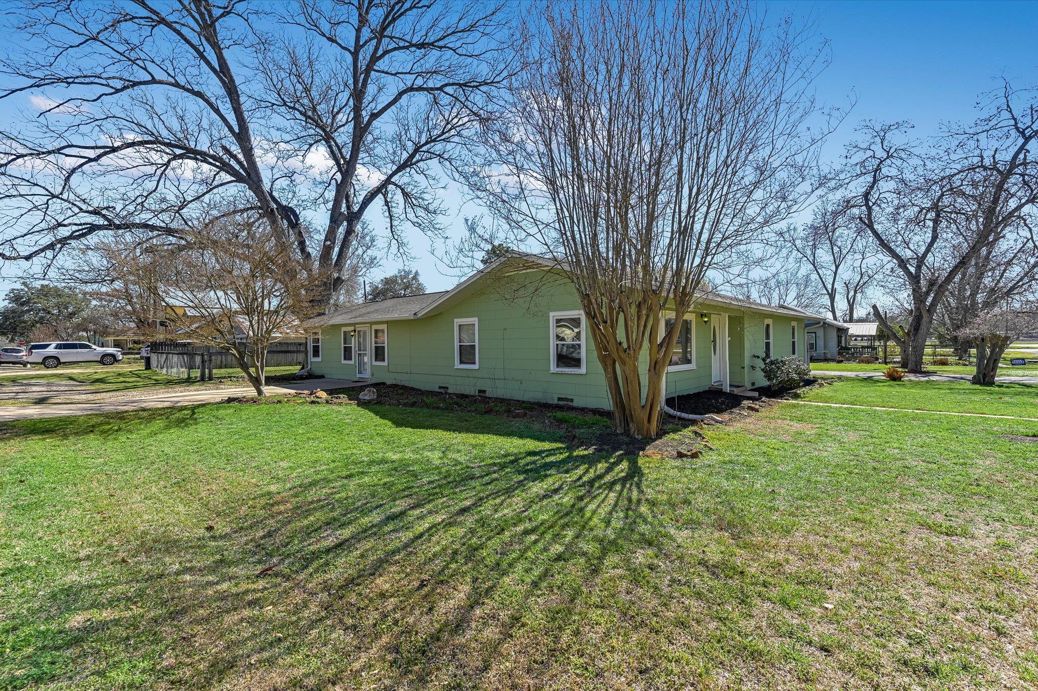 106 Hudgins St, Smithville, TX 78957