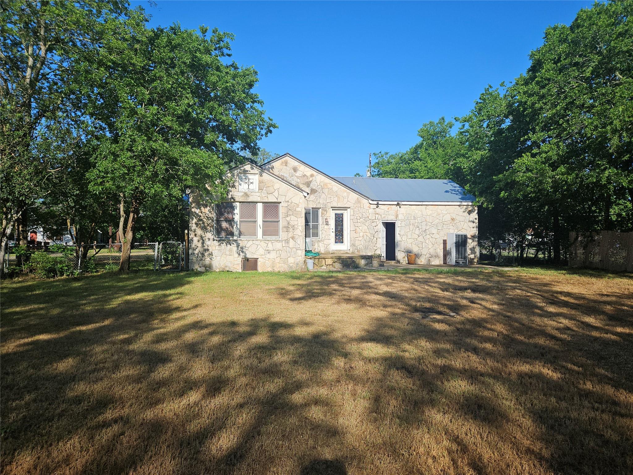 418 Wichita St, Lockhart, TX 78644