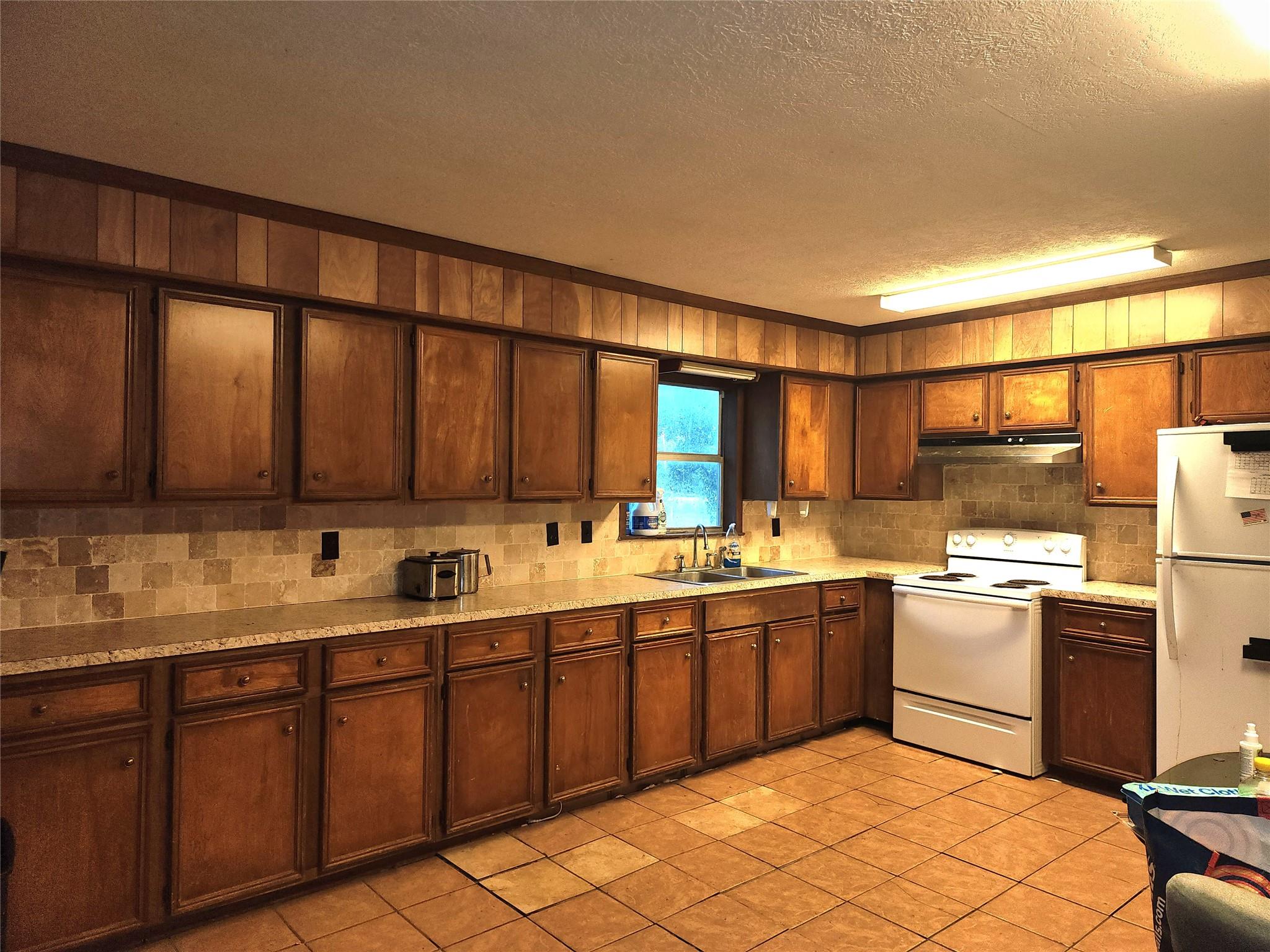 5 Hunters Dr, Trinity, TX 75862