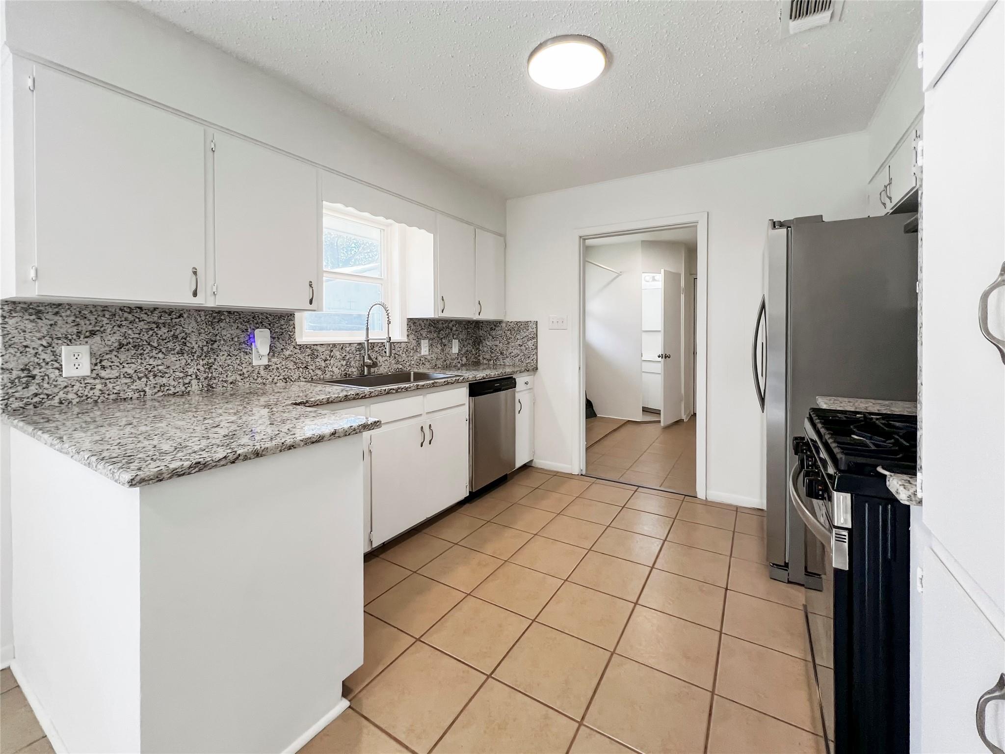 803 W 25th St, Cameron, TX 76520