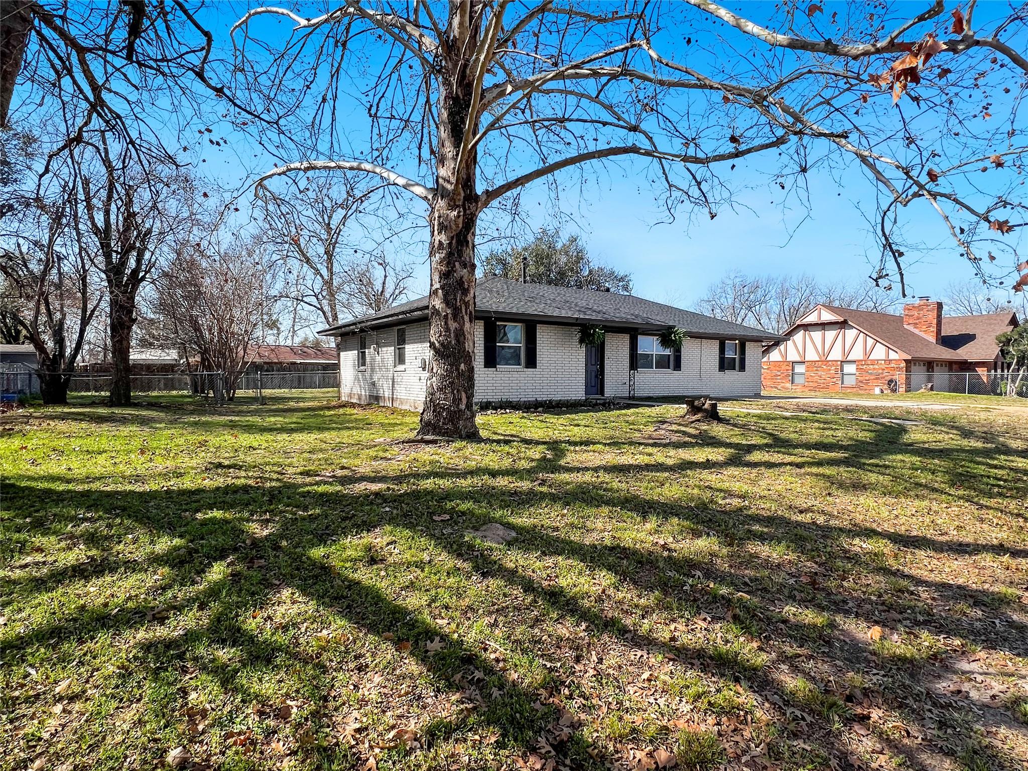 803 W 25th St, Cameron, TX 76520