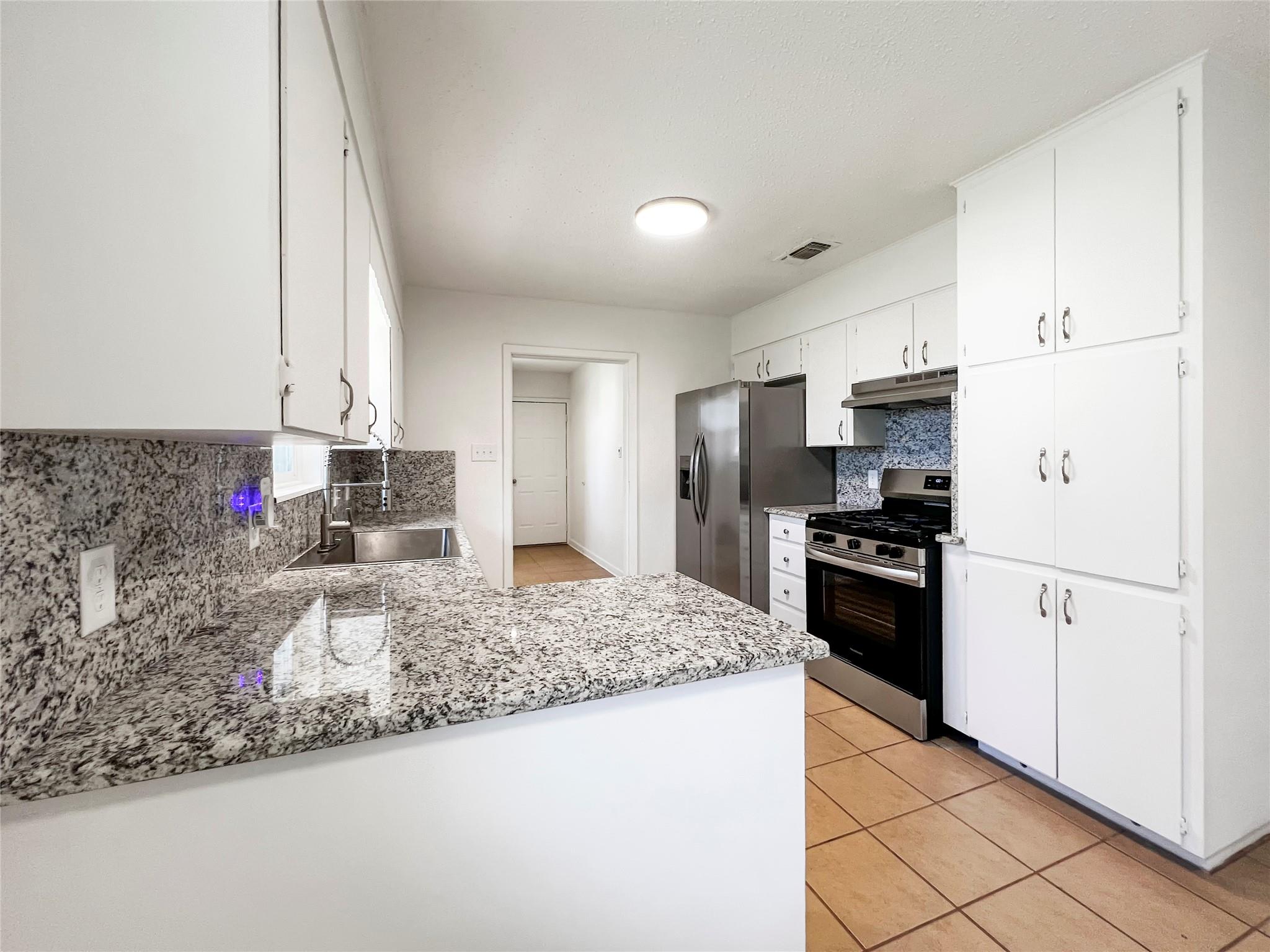 803 W 25th St, Cameron, TX 76520