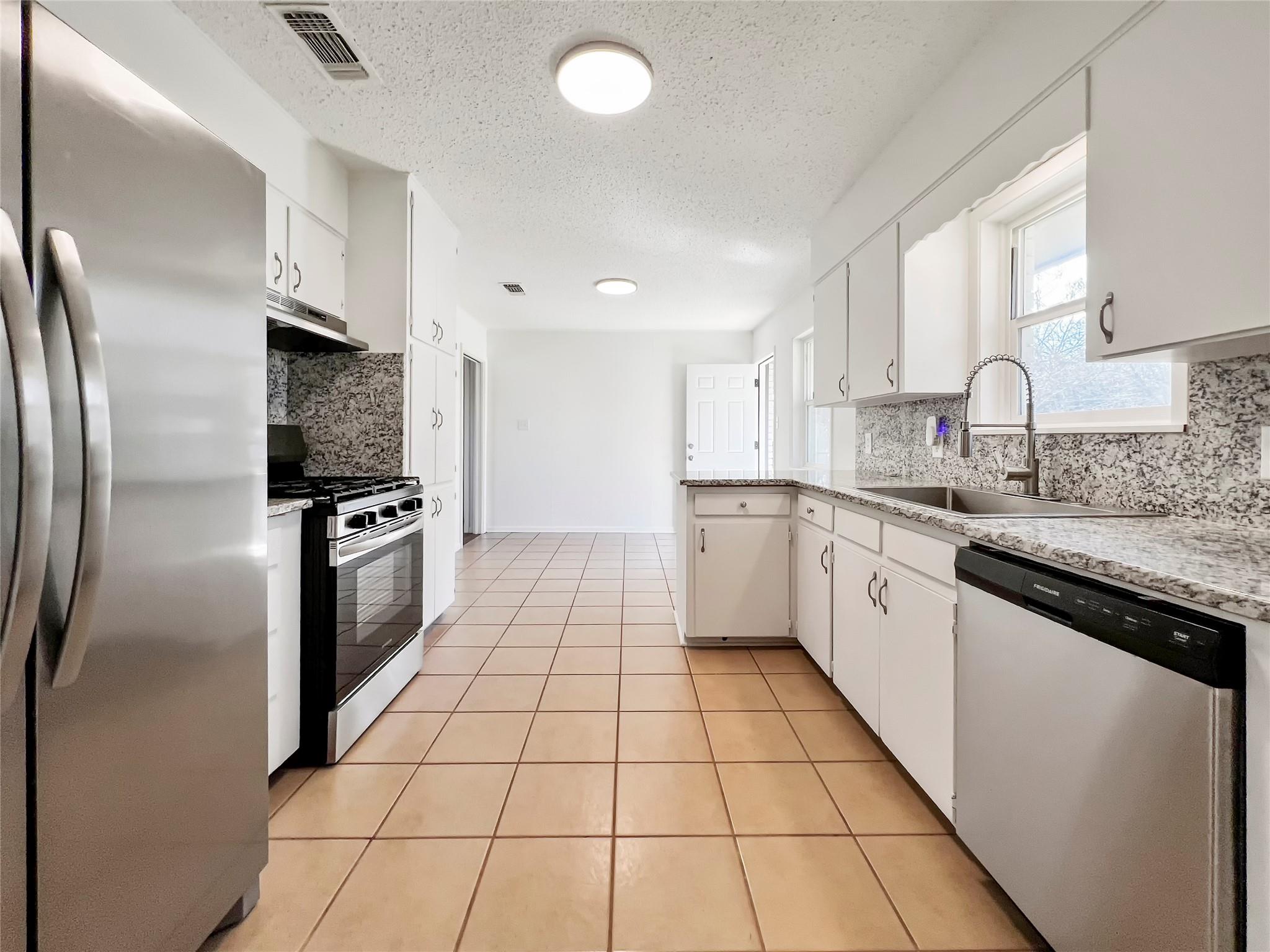 803 W 25th St, Cameron, TX 76520