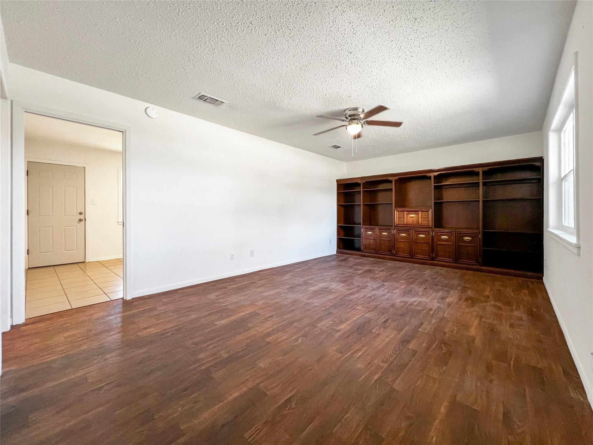 803 W 25th St, Cameron, TX 76520