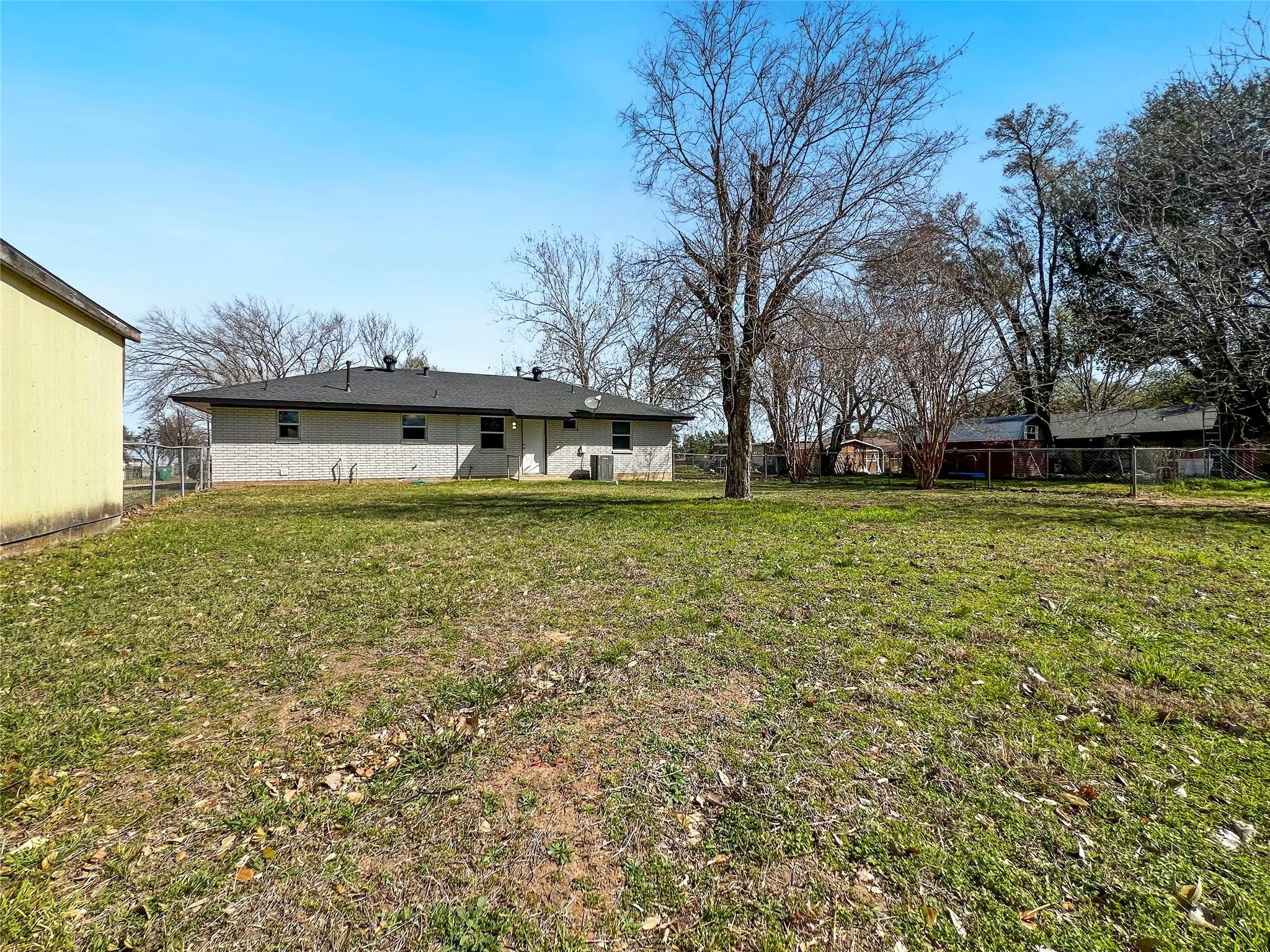 803 W 25th St, Cameron, TX 76520