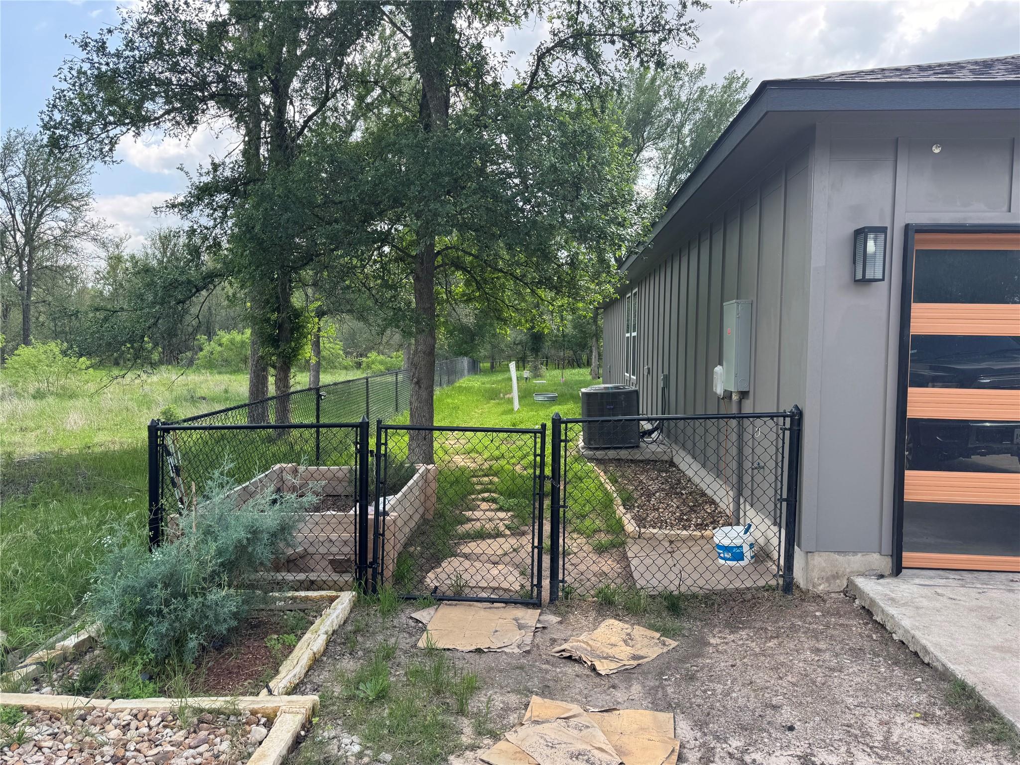 109 Mokulua Ln, Bastrop, TX 78602