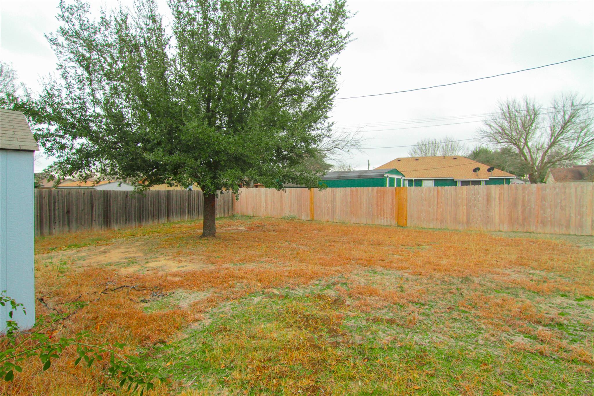 108 Cottonwood Dr, Hutto, TX 78634