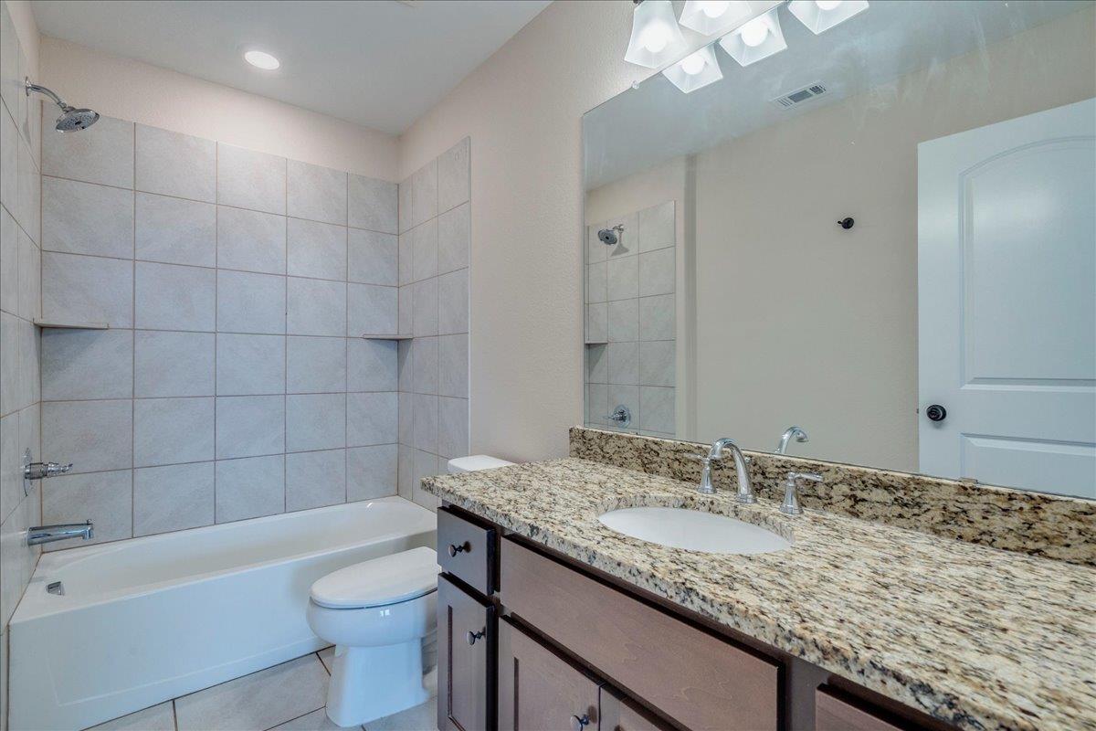 1092 Engelke Rd, Niederwald, TX 78640