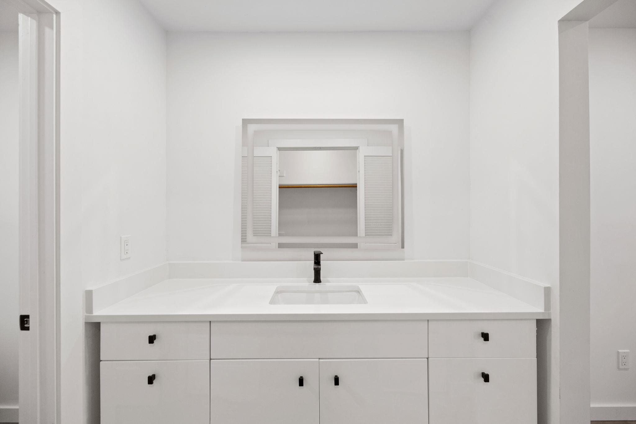 7211 Lakewood Dr # C111, Austin, TX 78750