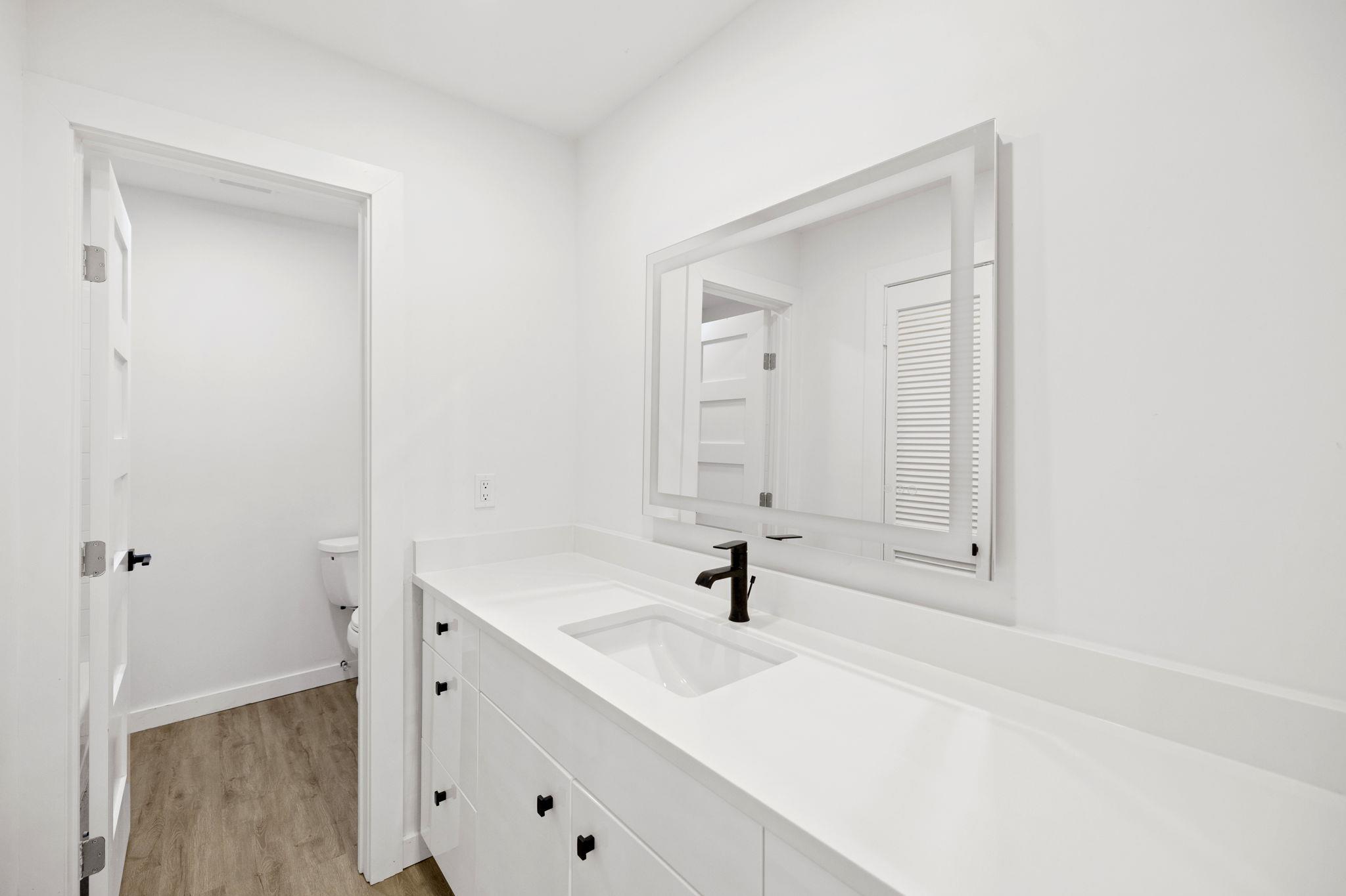 7211 Lakewood Dr # C111, Austin, TX 78750