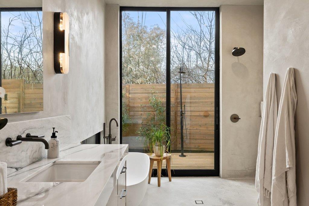 910 W Johanna St, Austin, TX 78704