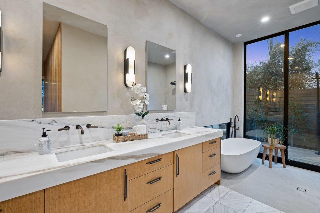 910 W Johanna St, Austin, TX 78704