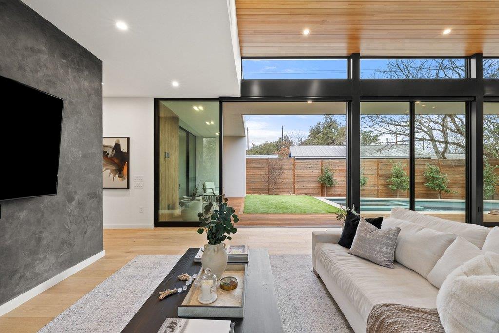 910 W Johanna St, Austin, TX 78704