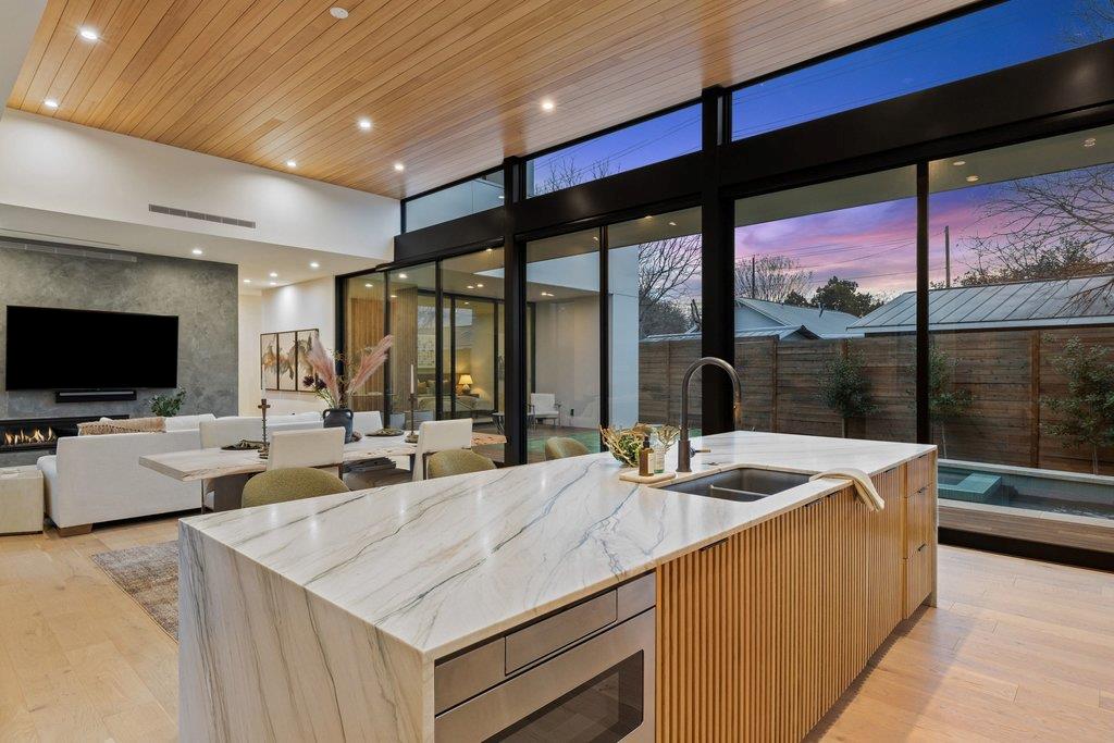 910 W Johanna St, Austin, TX 78704