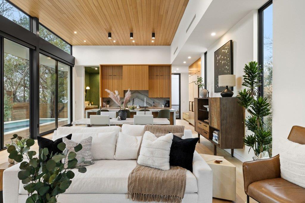 910 W Johanna St, Austin, TX 78704