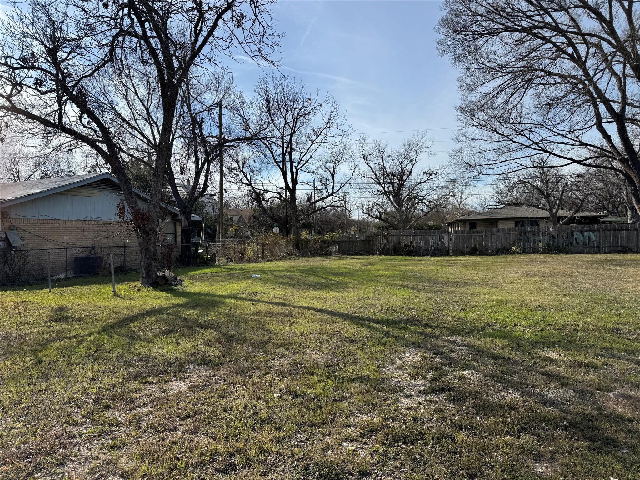 601 W 11th St, Taylor, TX 76574