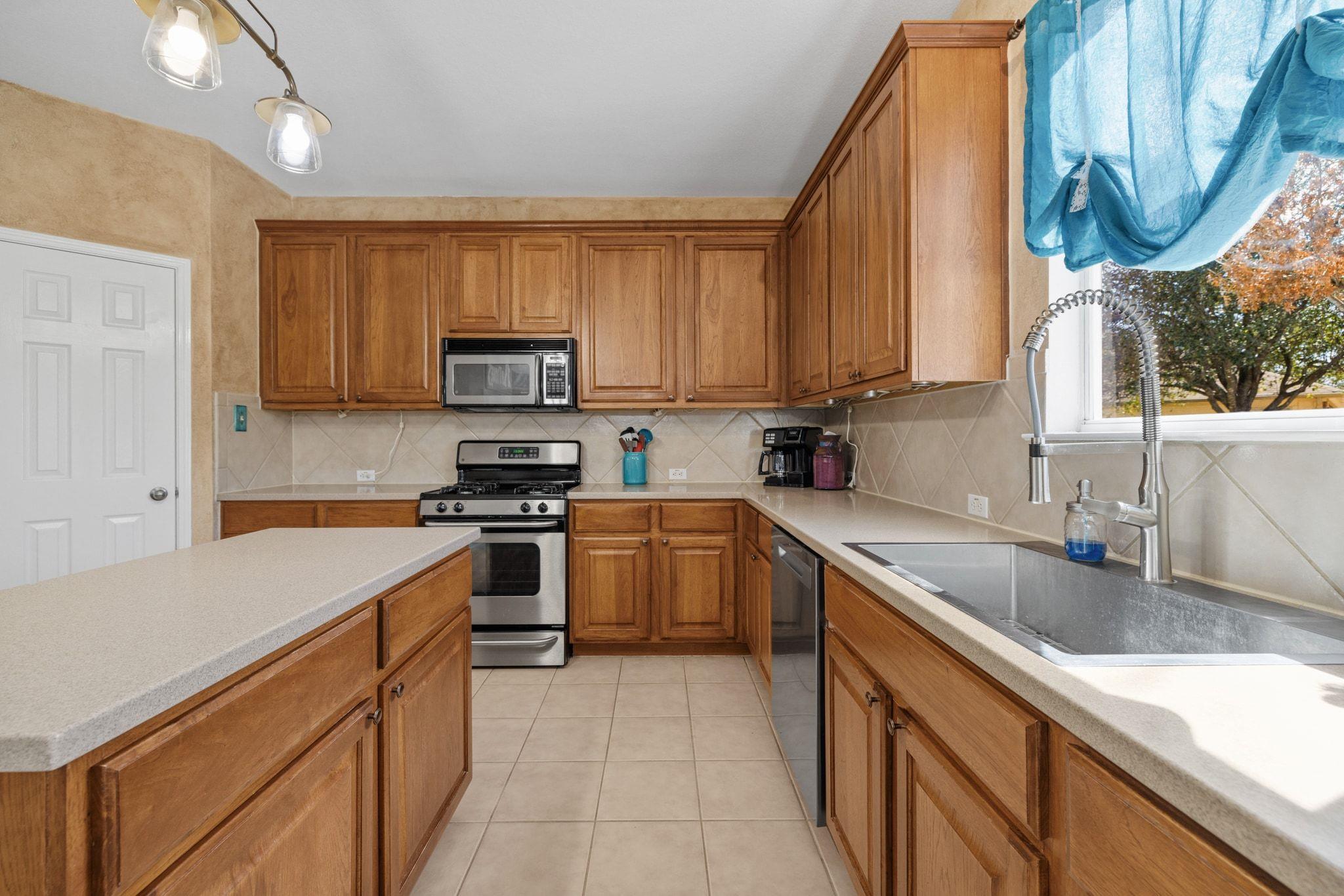 1114 Calistoga Dr, Leander, TX 78641