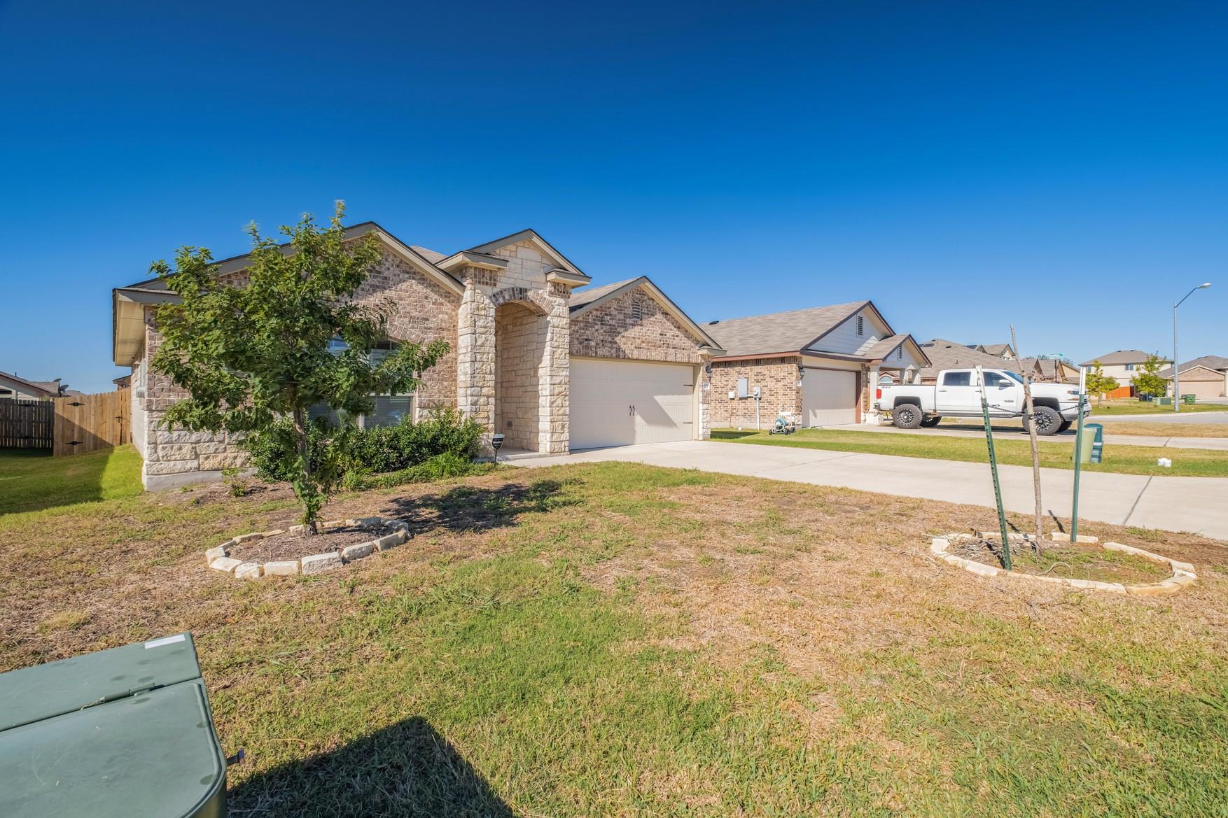 129 Plata Ln, Jarrell, TX 76537
