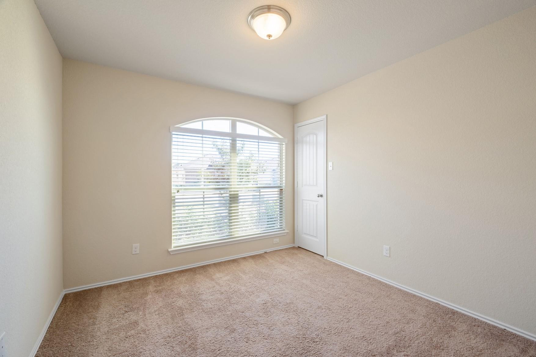 129 Plata Ln, Jarrell, TX 76537