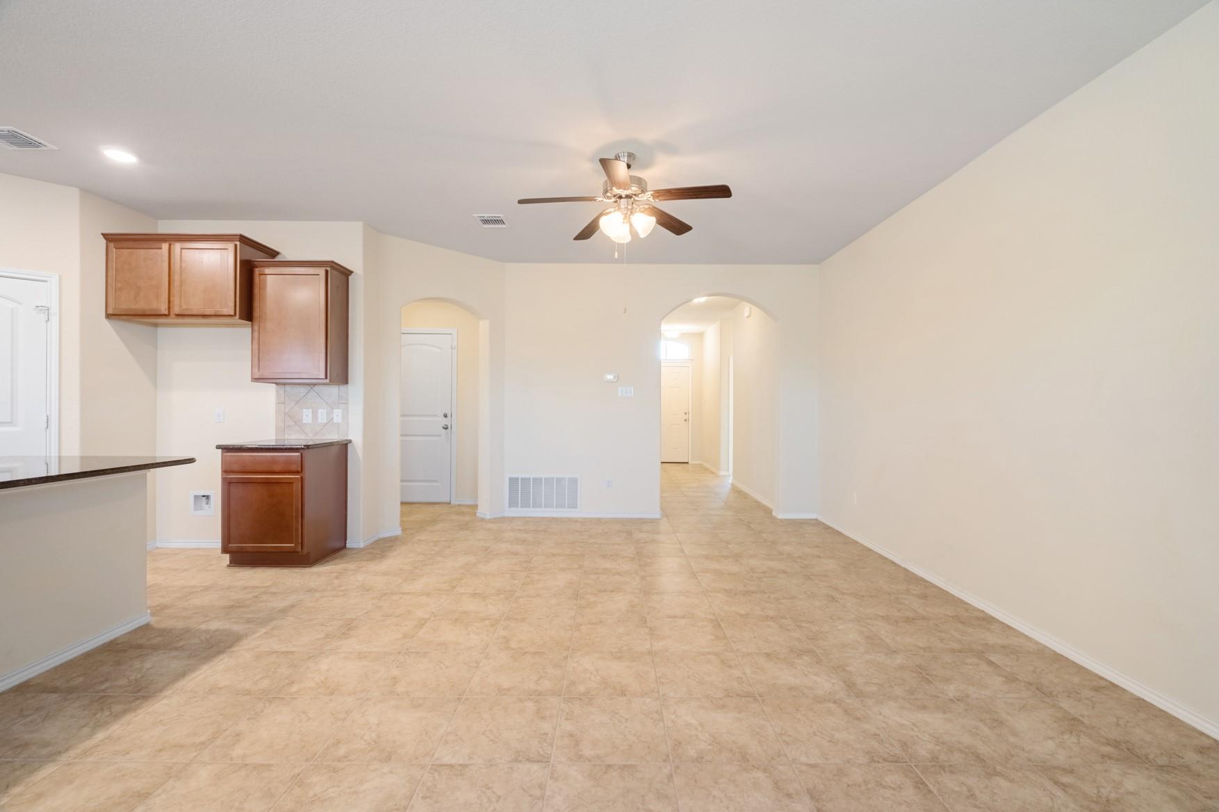 129 Plata Ln, Jarrell, TX 76537