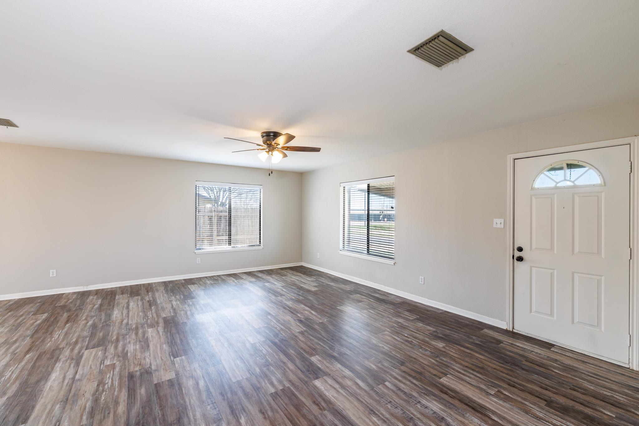 218 W 6th St, Shiner, TX 77984